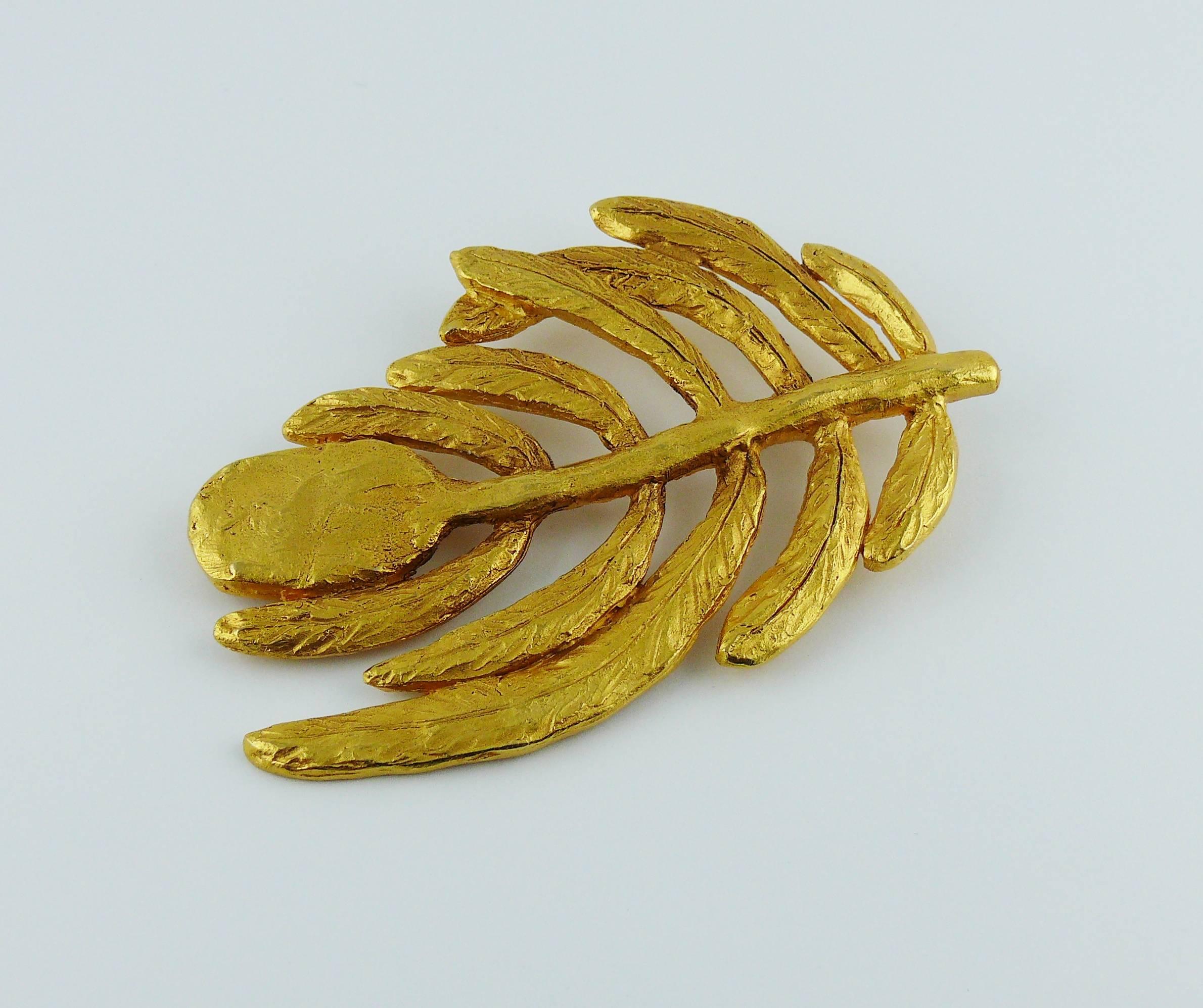 CHRISTIAN LACROIX vintage gold toned brooch featuring a textured palm.

Marked CHRISTIAN LACROIX CL Made in France.

Indicative measurements : length approx. 8.3 cm (3.27 inches) / max. width approx. 5.5 cm (2.17 inches).

JEWELRY CONDITION CHART
-