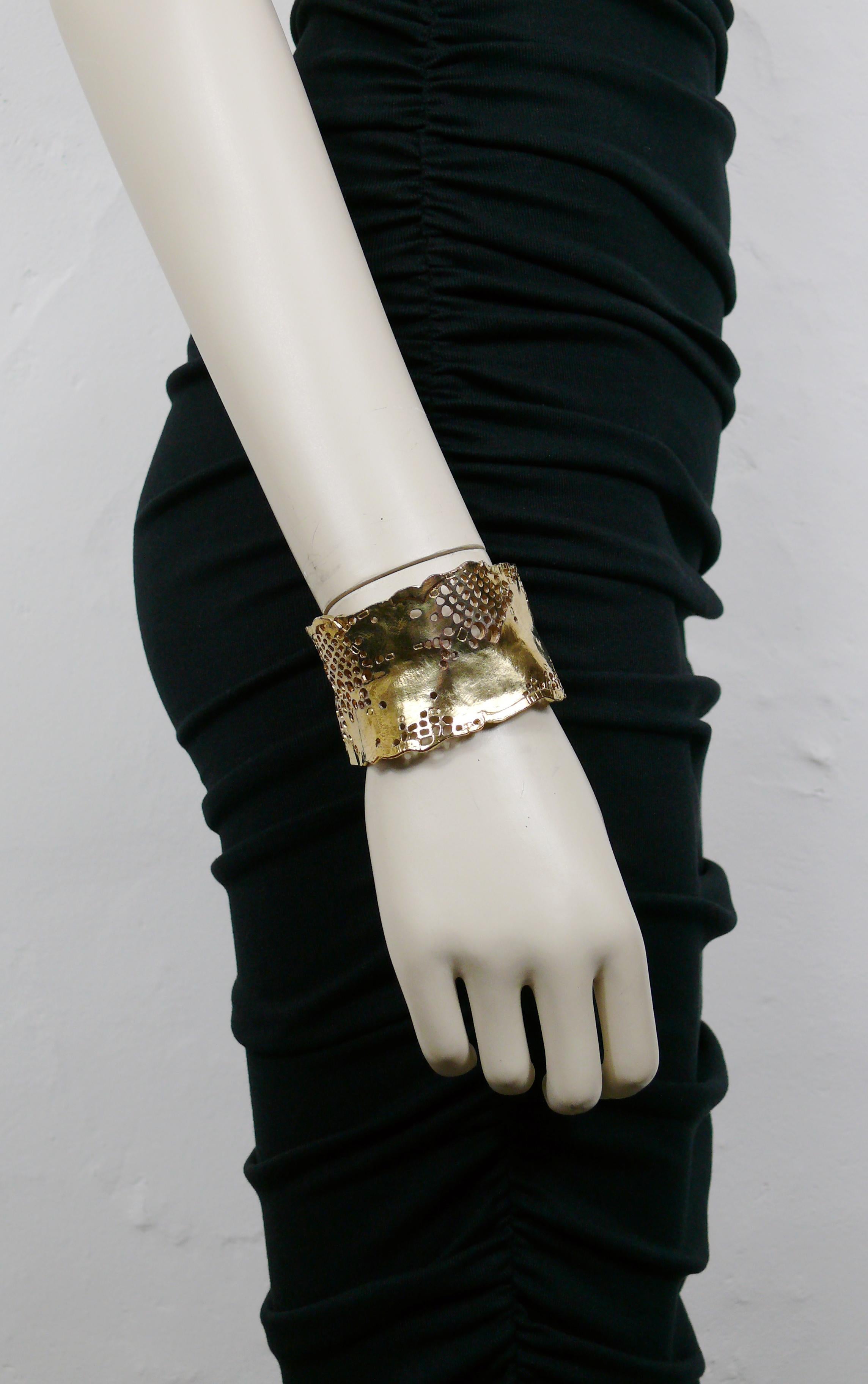 CHRISTIAN LACROIX vintage gold toned cuff bracelet featuring a perforated design.

Marked CHRISTIAN LACROIX CL Made in France.

Indicative measurements : inner min. circumference approx. 16.34 cm (6.43 inches) / max. width approx. 4.3 cm (1.69