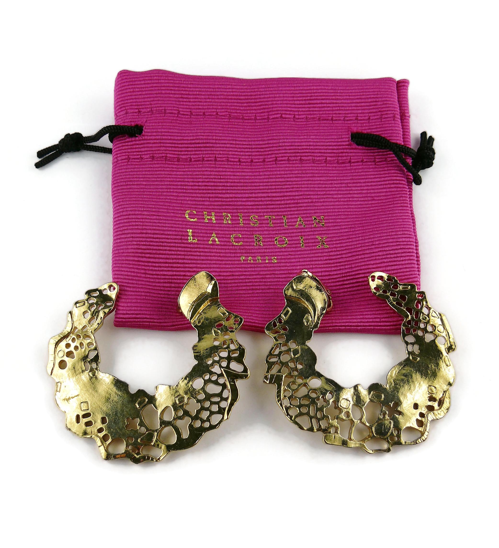 CHRISTIAN LACROIX vintage gold toned hoop earrings (clip-on) featuring a perforated design.

Marked CHRISTIAN LACROIX CL Made in France.

Indicative measurements : diameter approx. 5 cm (1.97 inches).

Come with a CHRISTIAN LACROIX dust