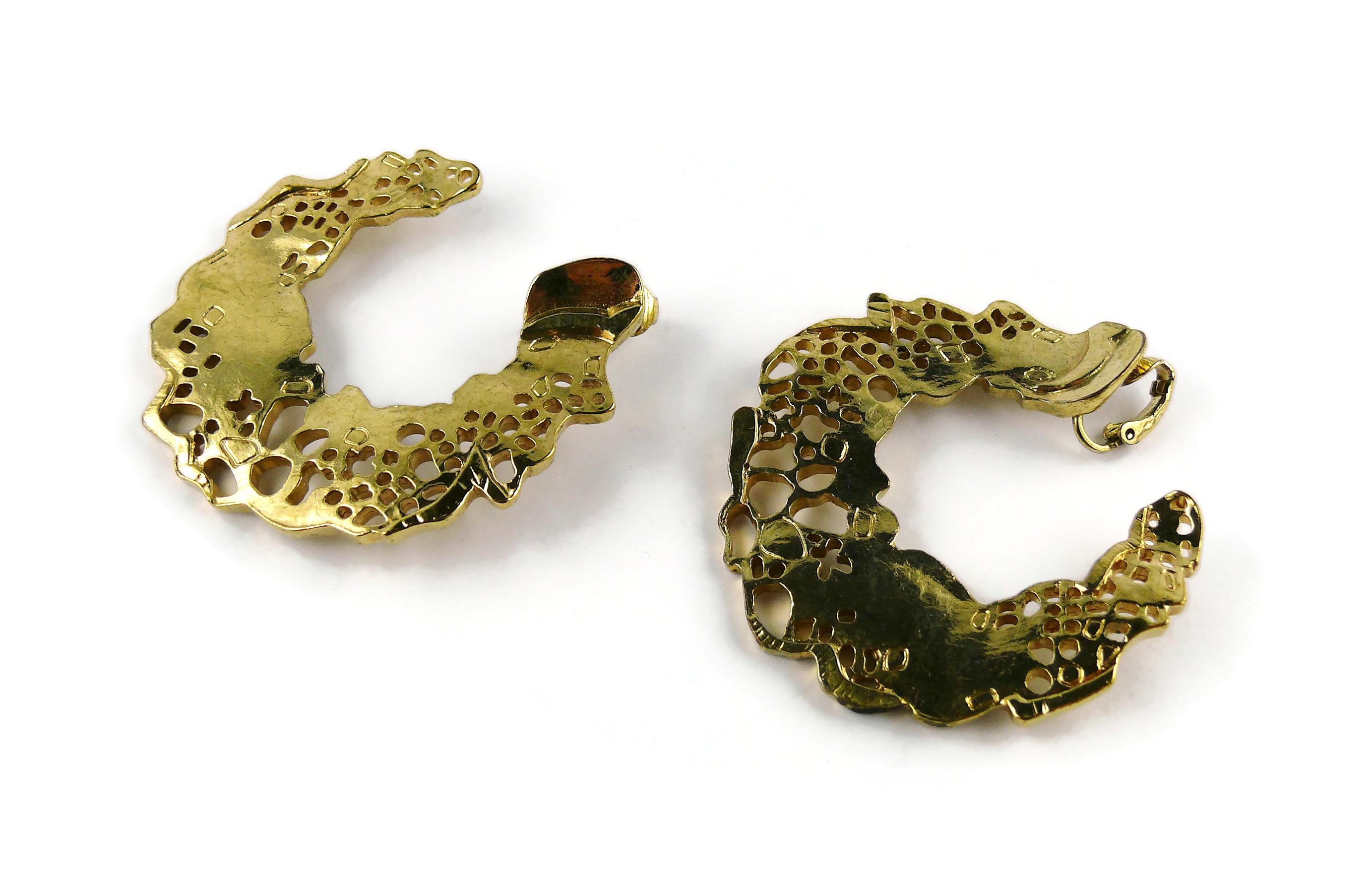 Christian Lacroix Créoles vintage en forme de cerceau en or perforé de couleur dorée en vente 1