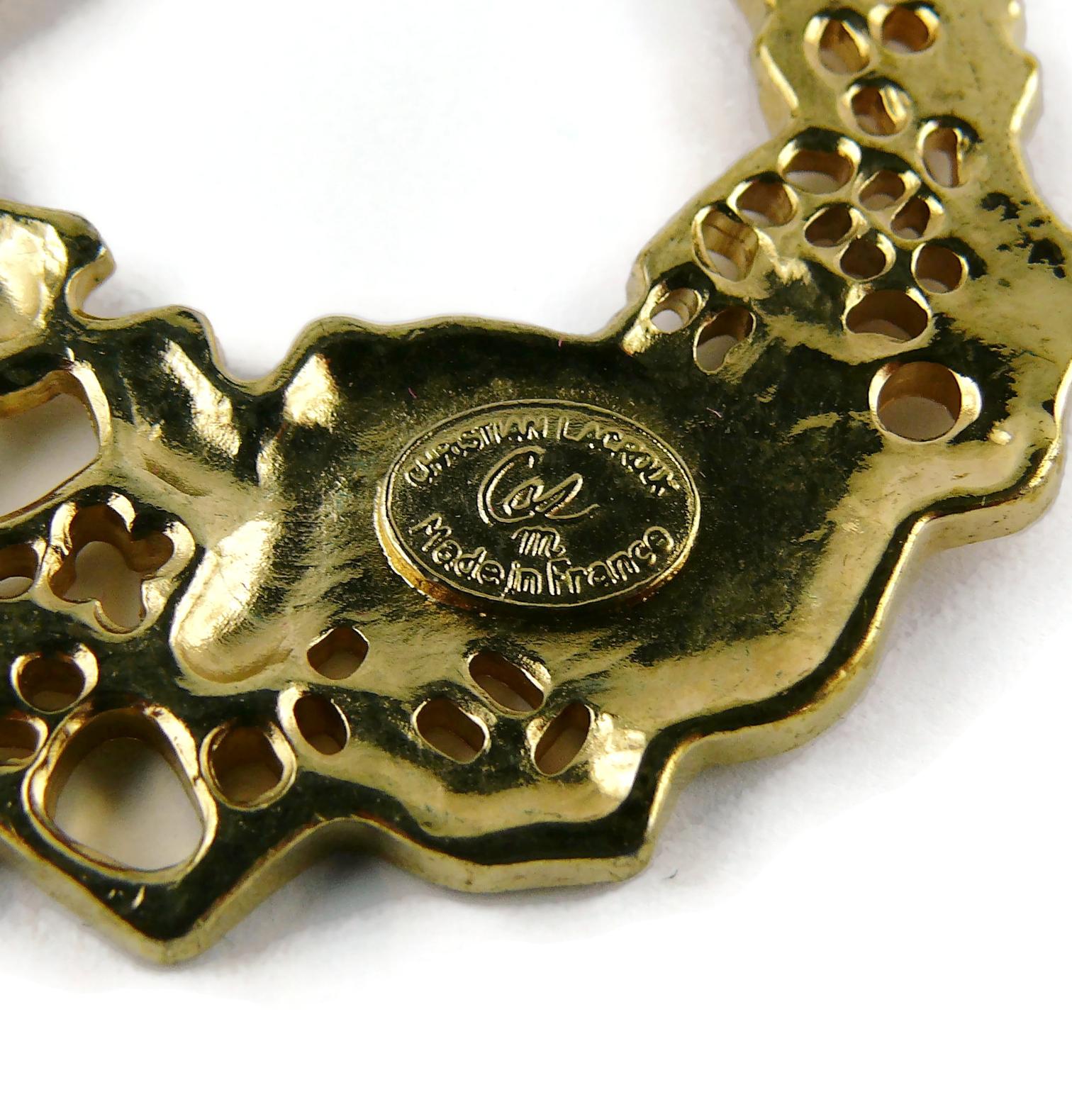Christian Lacroix Créoles vintage en forme de cerceau en or perforé de couleur dorée en vente 4