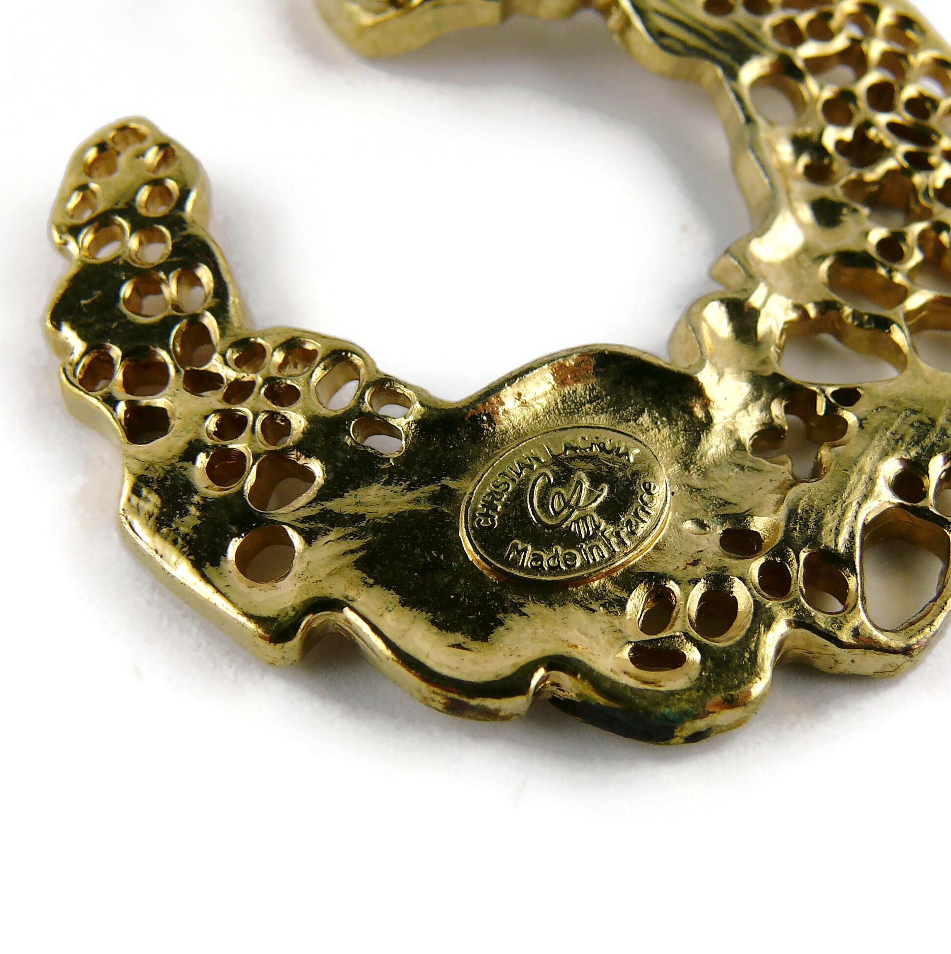 Christian Lacroix Créoles vintage en forme de cerceau en or perforé de couleur dorée en vente 5