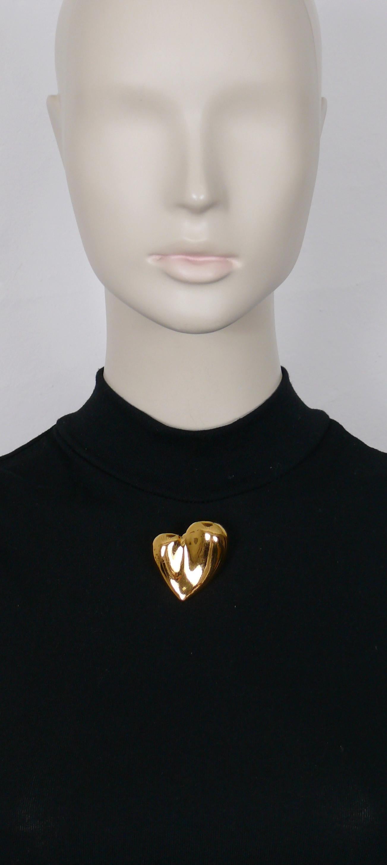 CHRISTIAN LACROIX vintage gold toned resin heart brooch.

Marked CHRISTIAN LACROIX CL Made in France.

Indicative measurements : max. height approx. 4 cm (1.57 inches) / max. width approx. 4 cm (1.57 inches).

NOTES
- This is a preloved vintage