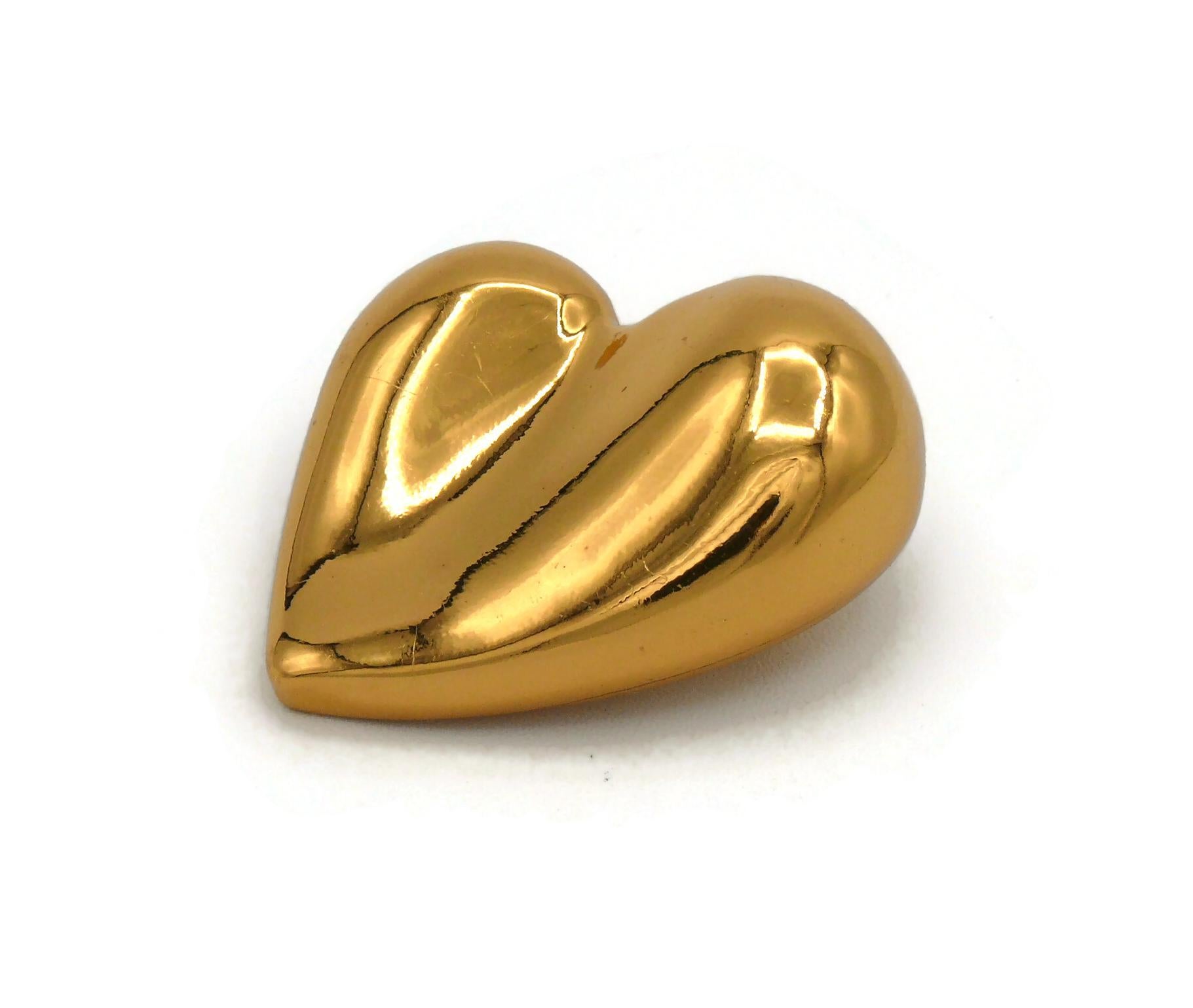 Christian Lacroix Vintage Gold Toned Resin Heart Brooch In Good Condition For Sale In Nice, FR