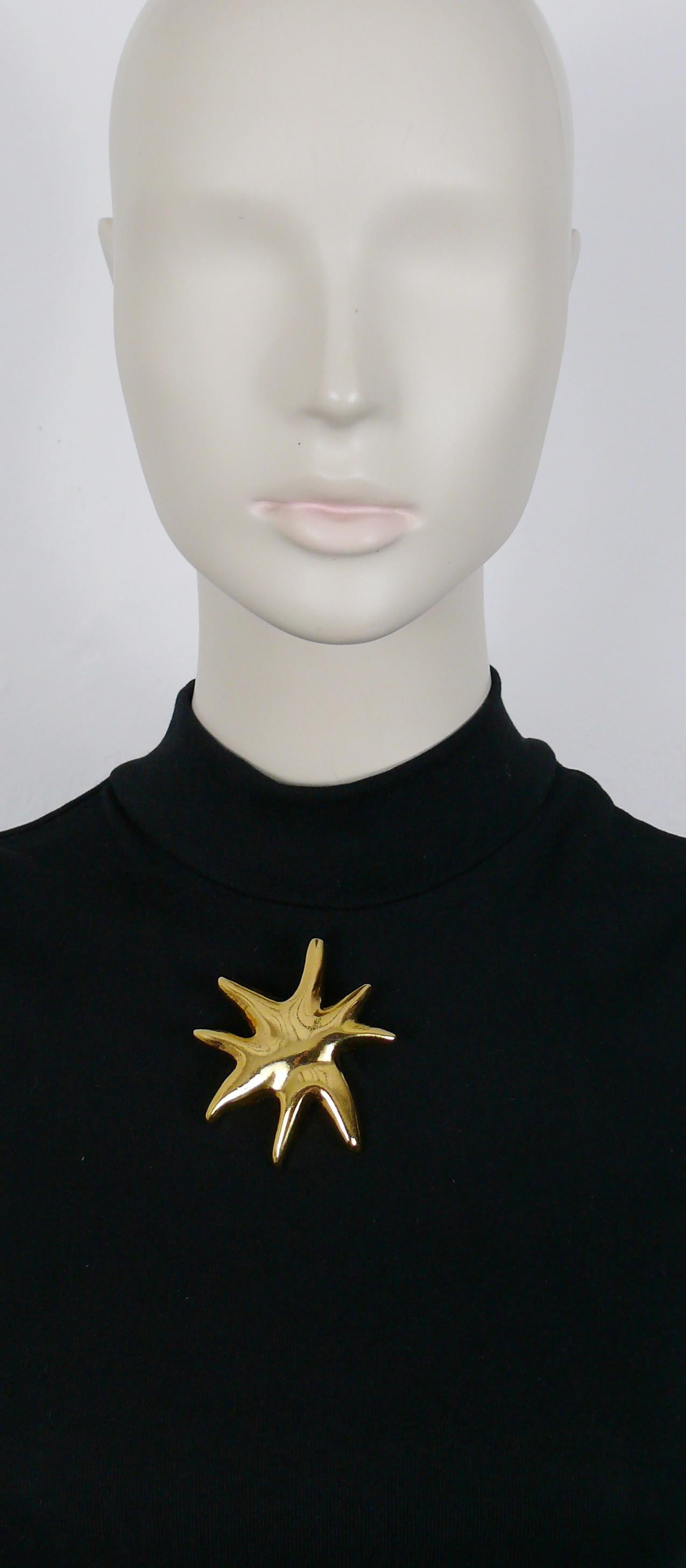 CHRISTIAN LACROIX vintage gold toned resin iconic starburst brooch.

Marked CHRISTIAN LACROIX CL Made in France.

Indicative measurements : max. width approx. 6.1 cm (2.40 inches) / max. height approx. 7 cm (2.76 inches).


NOTES
- This is a