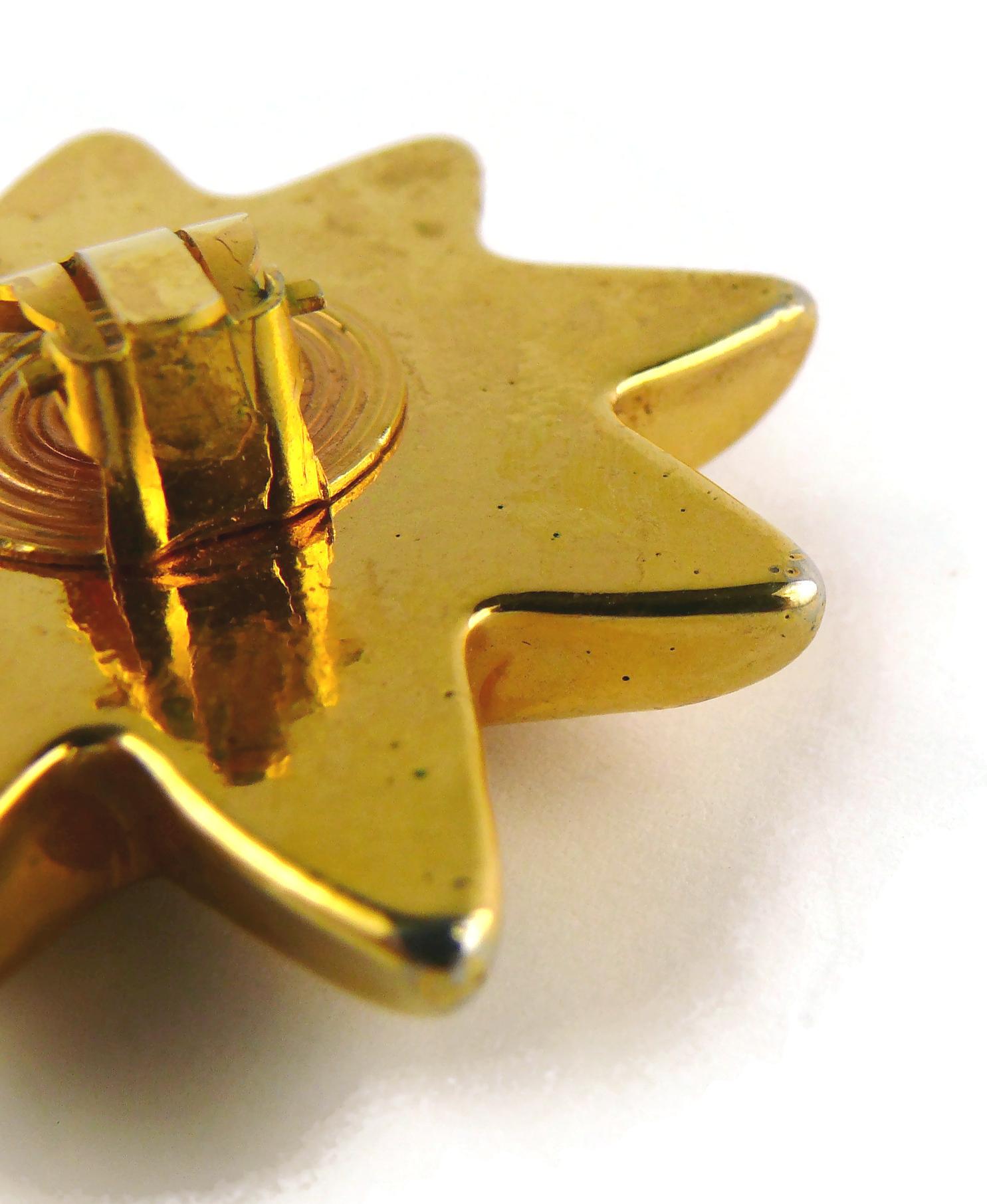 Christian Lacroix Vintage Gold getöntes Harz Iconic Starburst Clip-On Ohrringe im Angebot 7