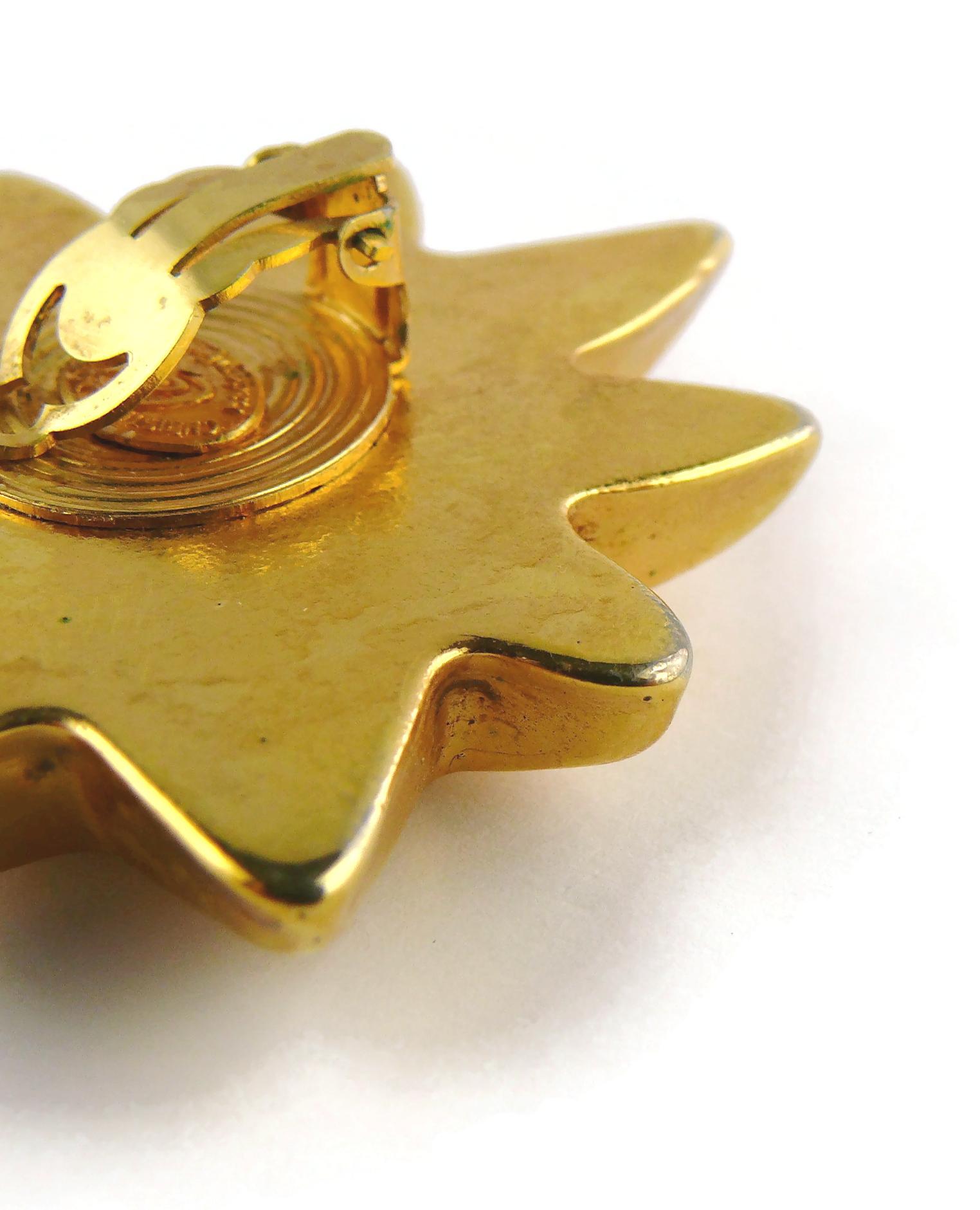 Christian Lacroix Vintage Gold getöntes Harz Iconic Starburst Clip-On Ohrringe im Angebot 10