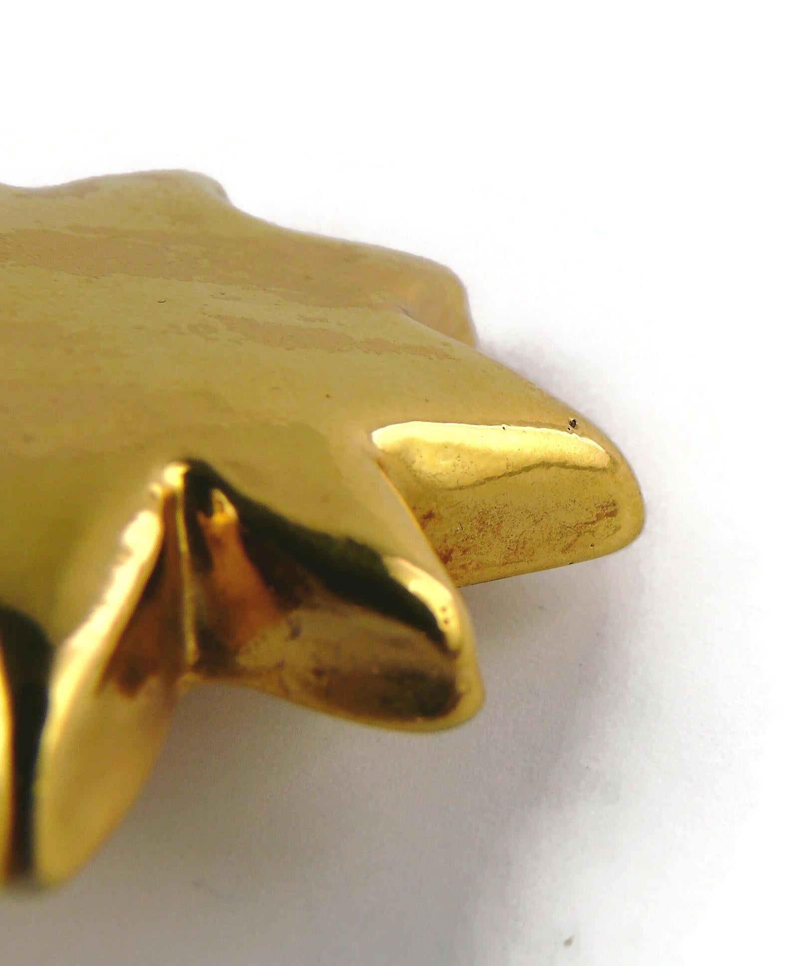 Pendientes de clip Christian Lacroix Vintage de resina dorada Iconic Starburst en venta 11