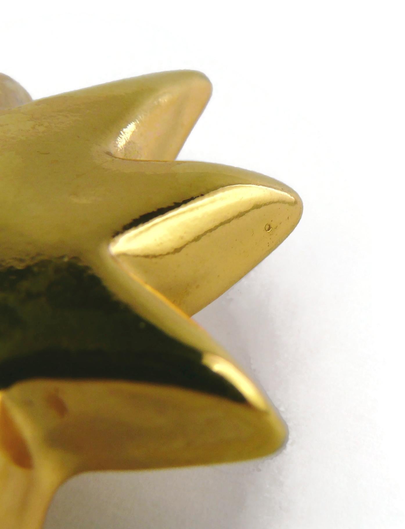 Christian Lacroix Vintage Gold getöntes Harz Iconic Starburst Clip-On Ohrringe im Angebot 12