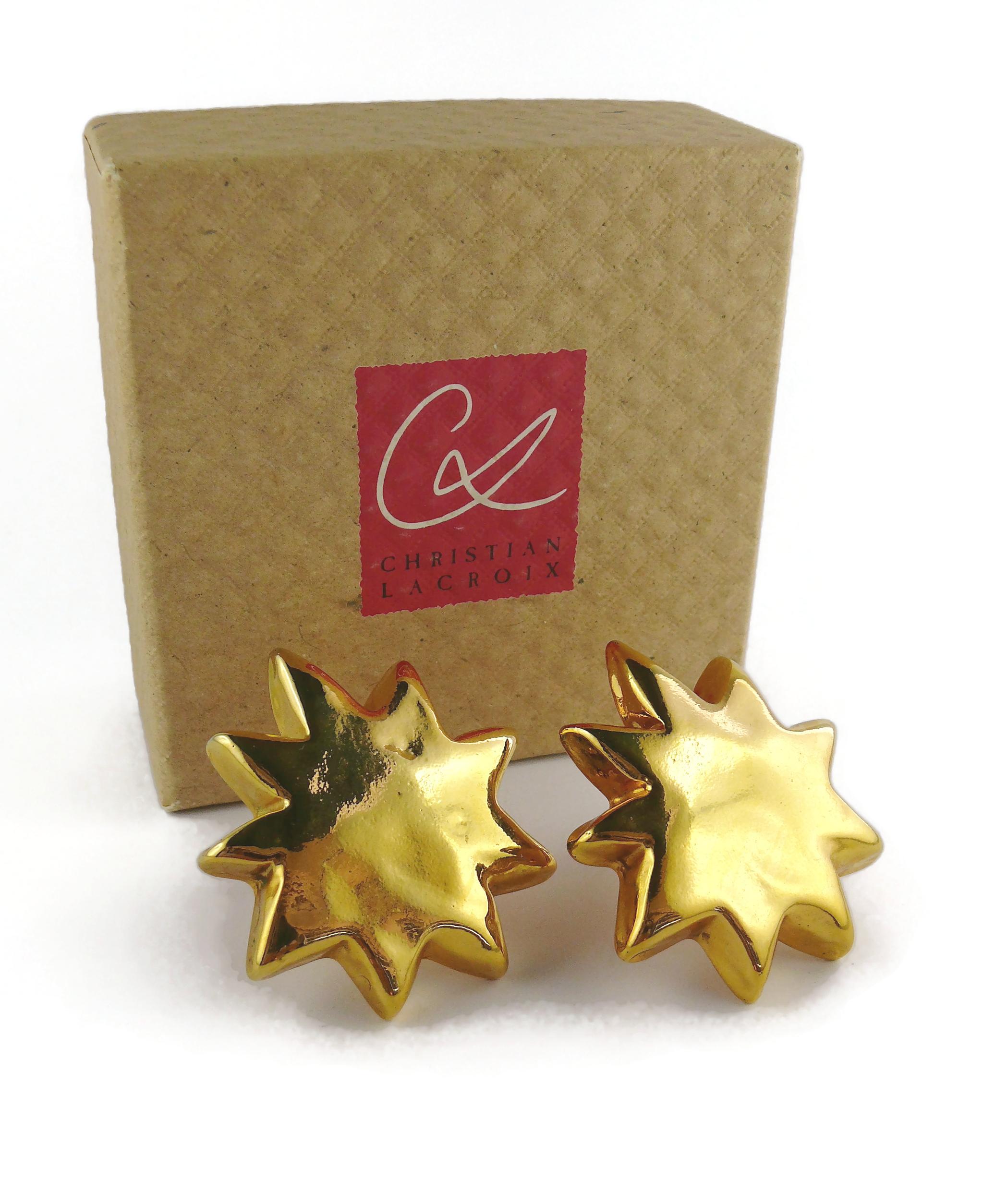 Christian Lacroix Vintage Gold Toned Resin Iconic Starburst Clip-On Earrings In Fair Condition For Sale In Nice, FR