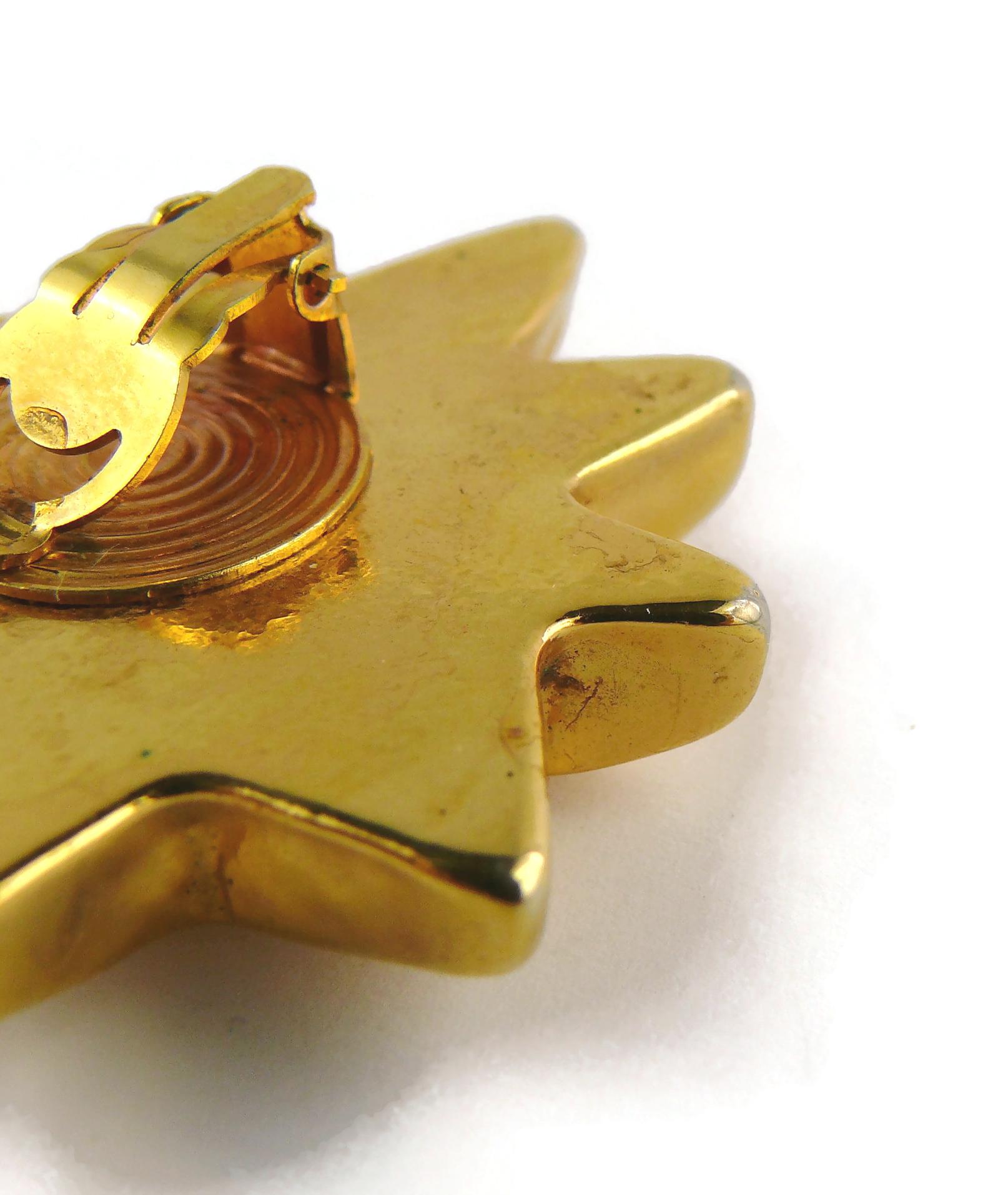 Christian Lacroix Vintage Gold getöntes Harz Iconic Starburst Clip-On Ohrringe im Angebot 6