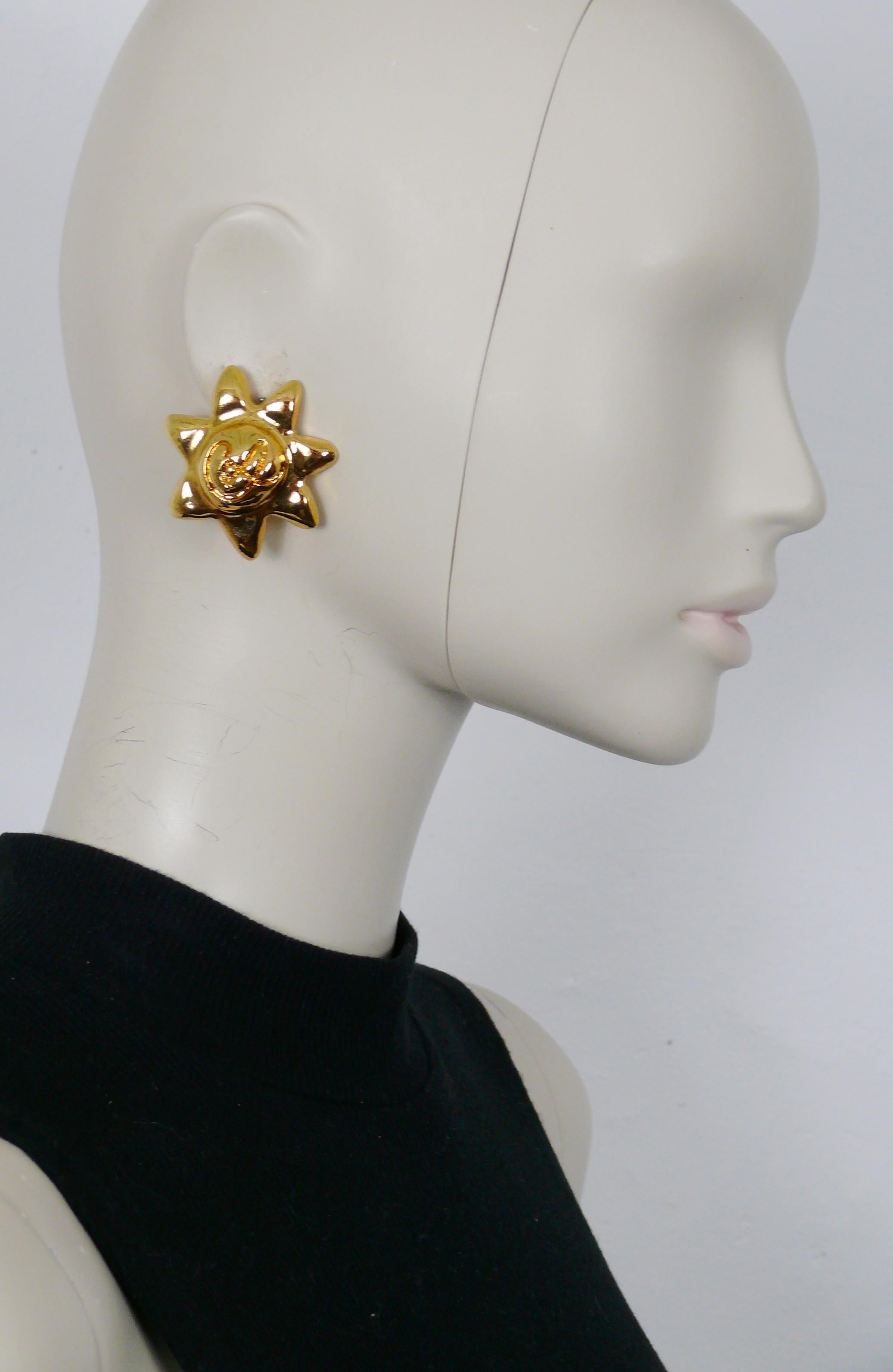 CHRISTIAN LACROIX vintage gold toned resin clip-on earrings featuring a sun embossed with the CL monogram at the center.

Marked CHRISTIAN LACROIX CL Made in France.

Indicative measurements : approx. 4.2 cm x 4.2 cm (1.65 inches x 1.65