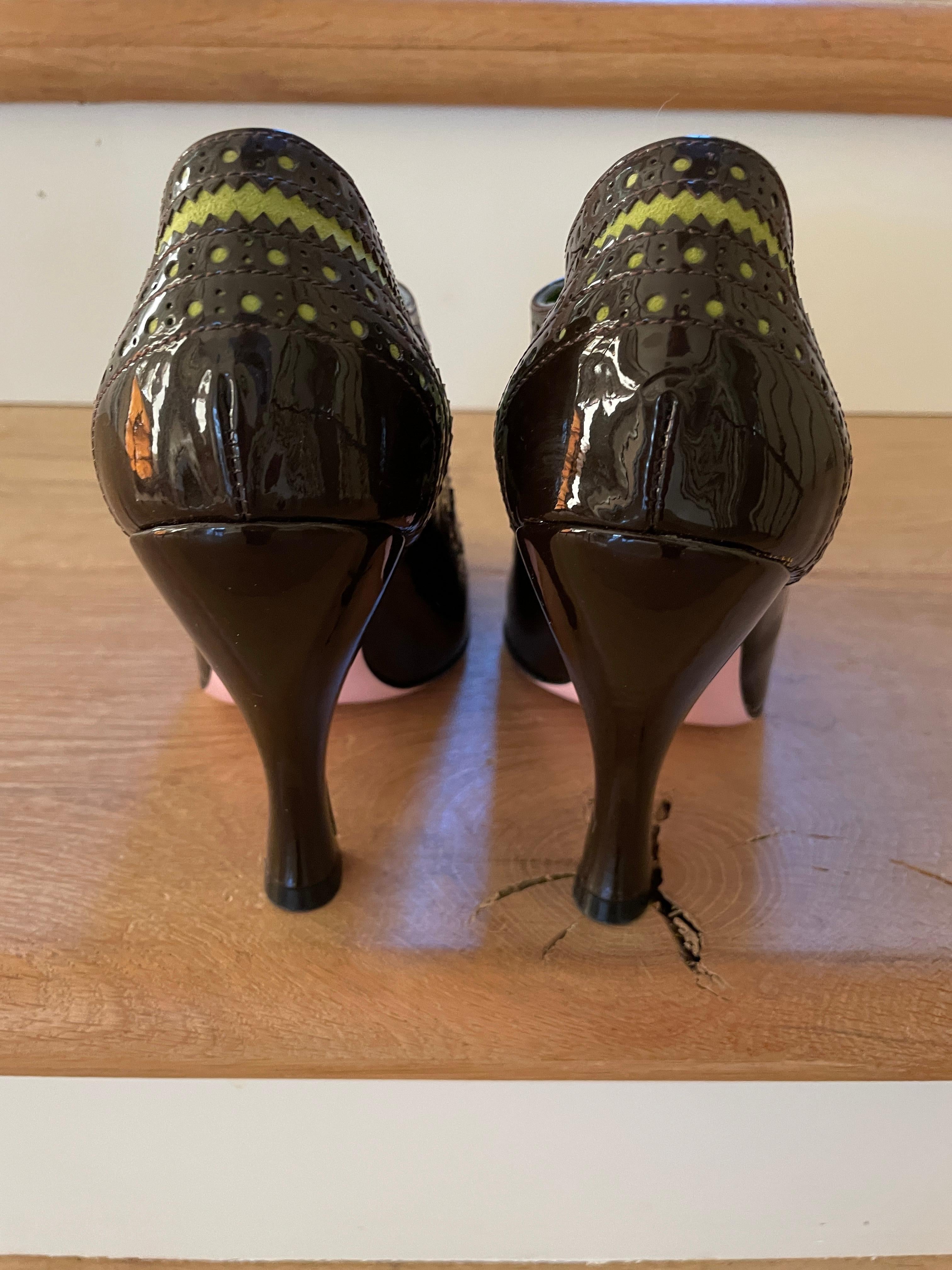 Christian Lacroix Vintage Green Suede and Patent Leather Spectator Pumps In Excellent Condition In Cloverdale, CA