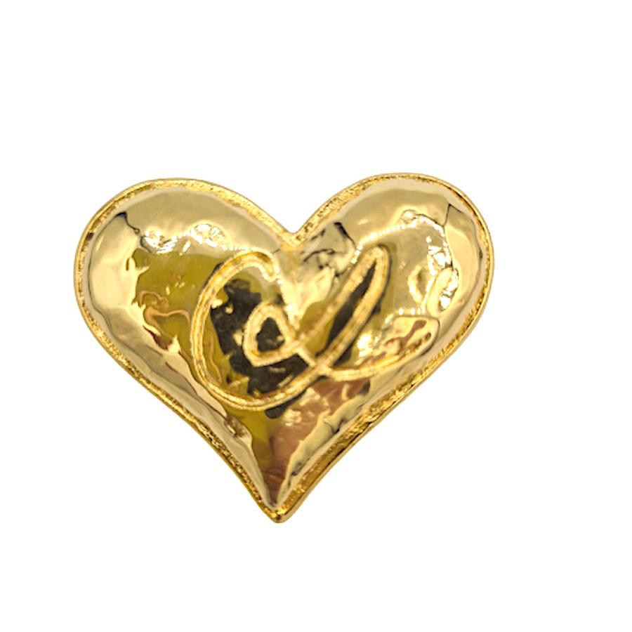 Vintage CHRISTIAN LACROIX heart brooch in gilt metal.
In very good condition.
Made in France.
Size: 4 x 3cm
Stamp: yes

Will be delivered in a non-original dustbag.