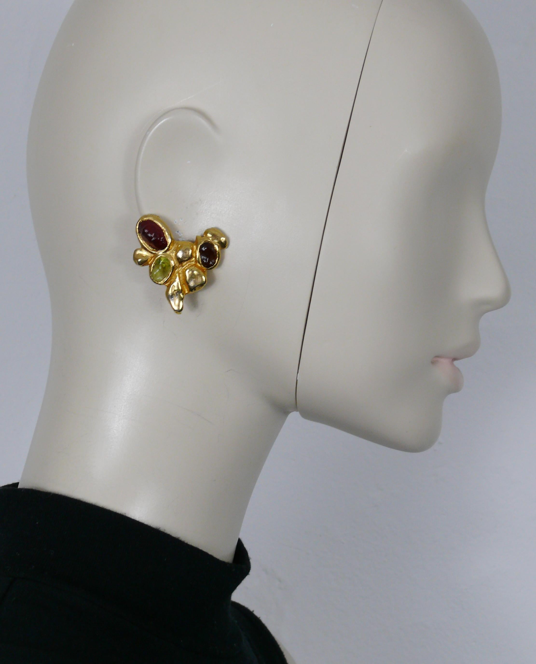 CHRISTIAN LACROIX vintage heart shape clip-on earrings embellished with multicolor irregular glass cabochons.

Marked CHRISTIAN LACROIX CL Made in France.

Indicative measurements : max. height approx. 3.5 cm (1.38 inches) / max. width approx 3.4 cm