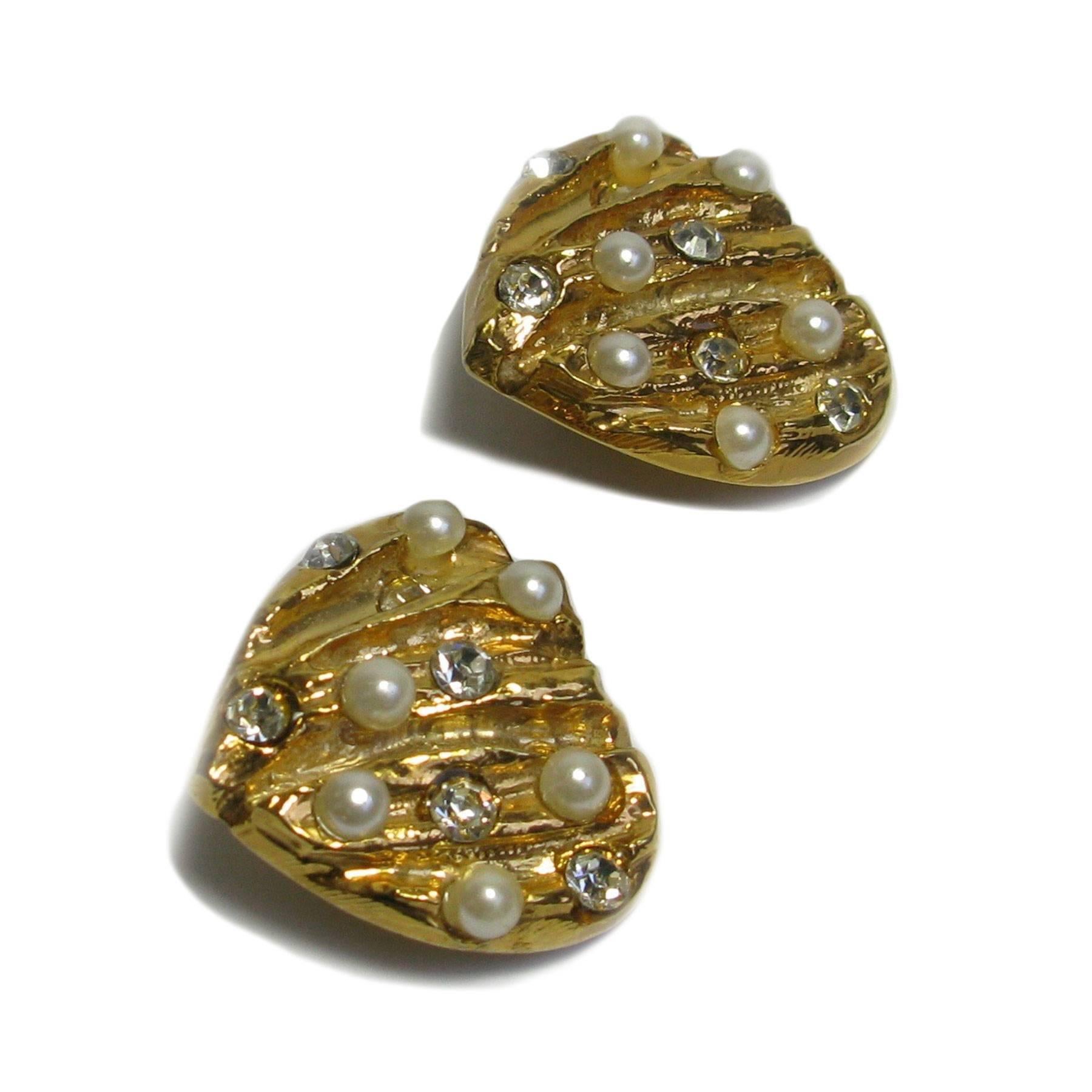 CHRISTIAN LACROIX Vintage Heart Clip-on Earrings in Gilt Metal and rhinestones In Good Condition In Paris, FR