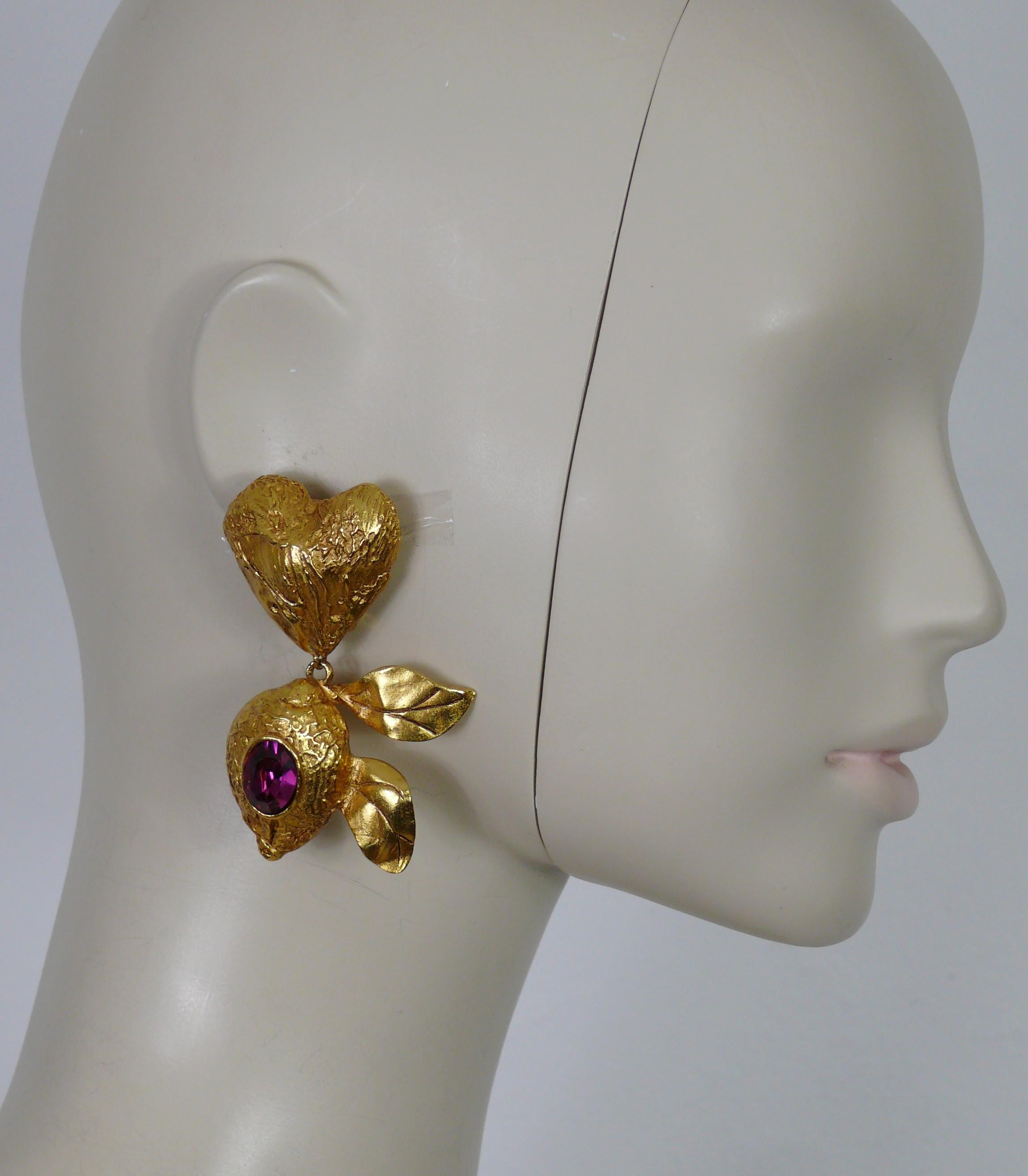 CHRISTIAN LACROIX vintage textured gold tone dangling earrings (clip-on) featuring a heart top and a lemon embellished with an oval fuchsia colour crystal.

Marked CHRISTIAN LACROIX CL Made in France.

Indicative measurements : max. height approx.