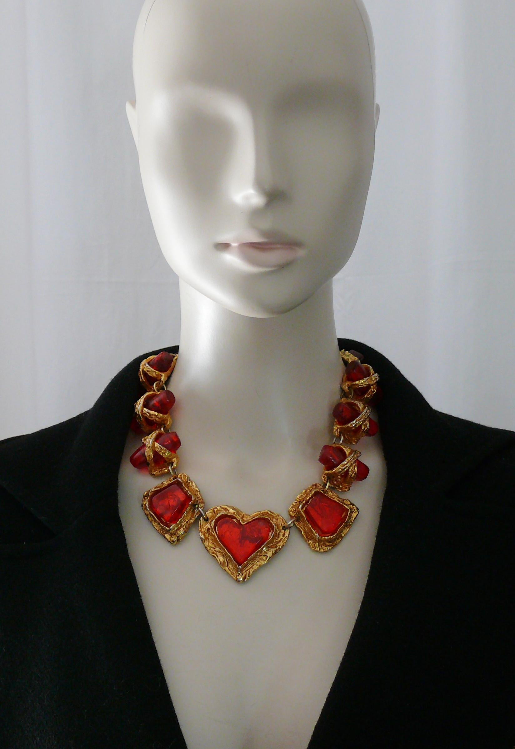 CHRISTIAN LACROIX gorgeous and rare vintage gold toned necklace featuring creased links embellished with red resin cabochons.

T bar and toggle closure.

Marked CHRISTIAN LACROIX CL Made in France.

Indicative measurements : length approx. 45 cm