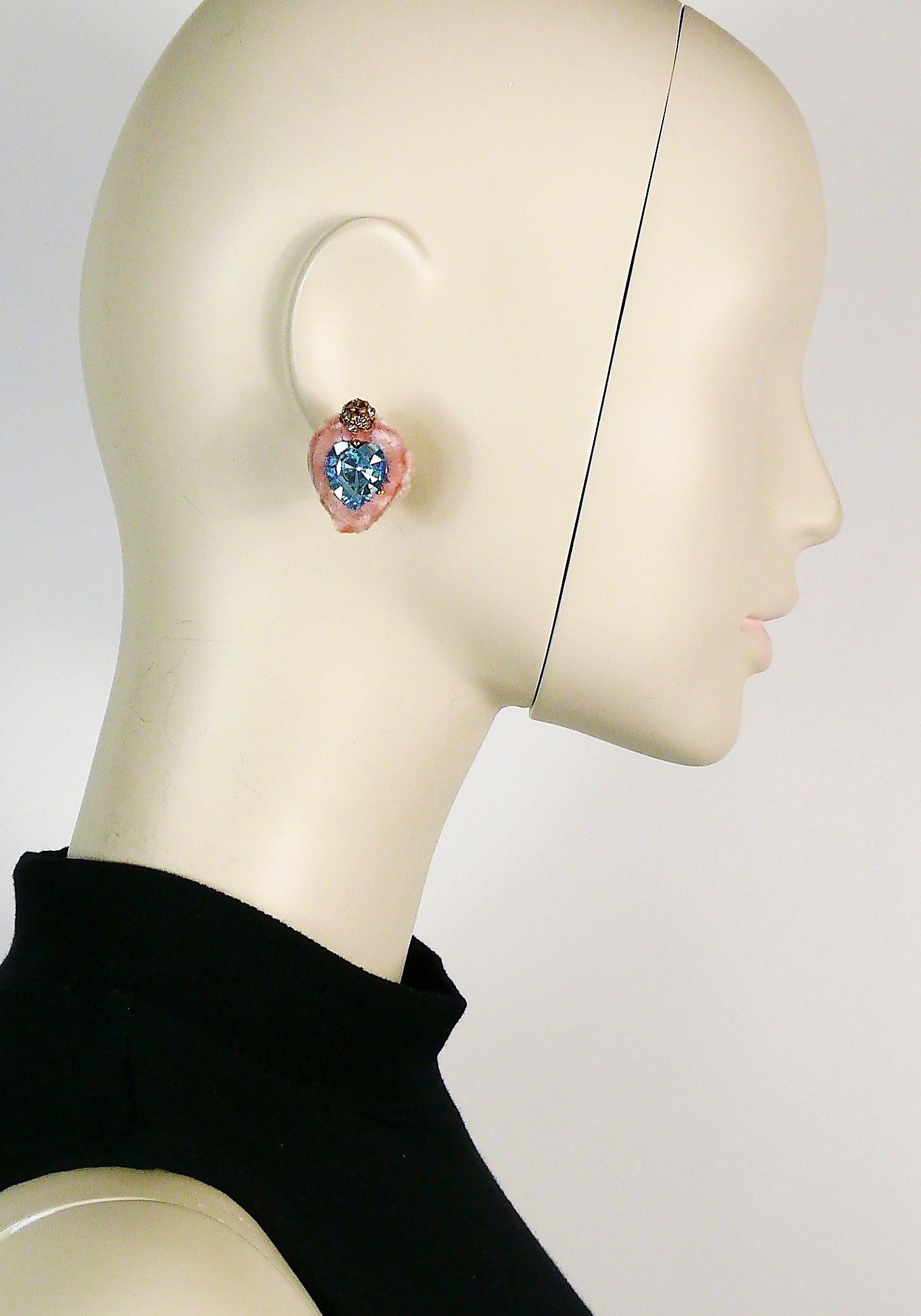 CHRISTIAN LACROIX vintage gold tone heart-shaped clip-on earrings embellished with pink faux fur, clear crystal ball and a large blue heart crystal at center.

Marked CHRISTIAN LACROIX CL Made in France.

Indicative measurements : max. height