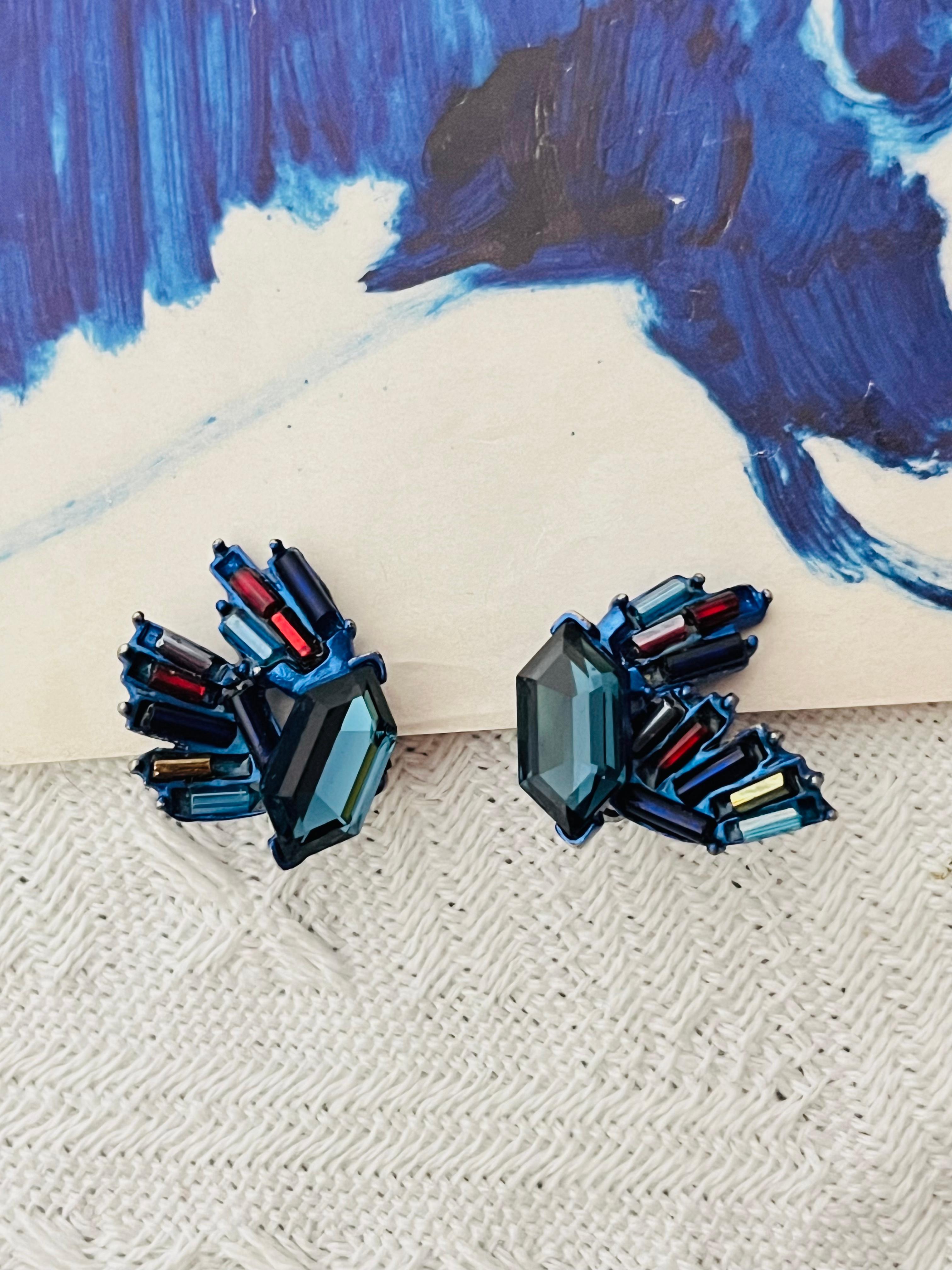 Christian Lacroix Vintage Sechseck Marine Lila Schillernde Kristalle Flügel Ohrringe (Art déco) im Angebot