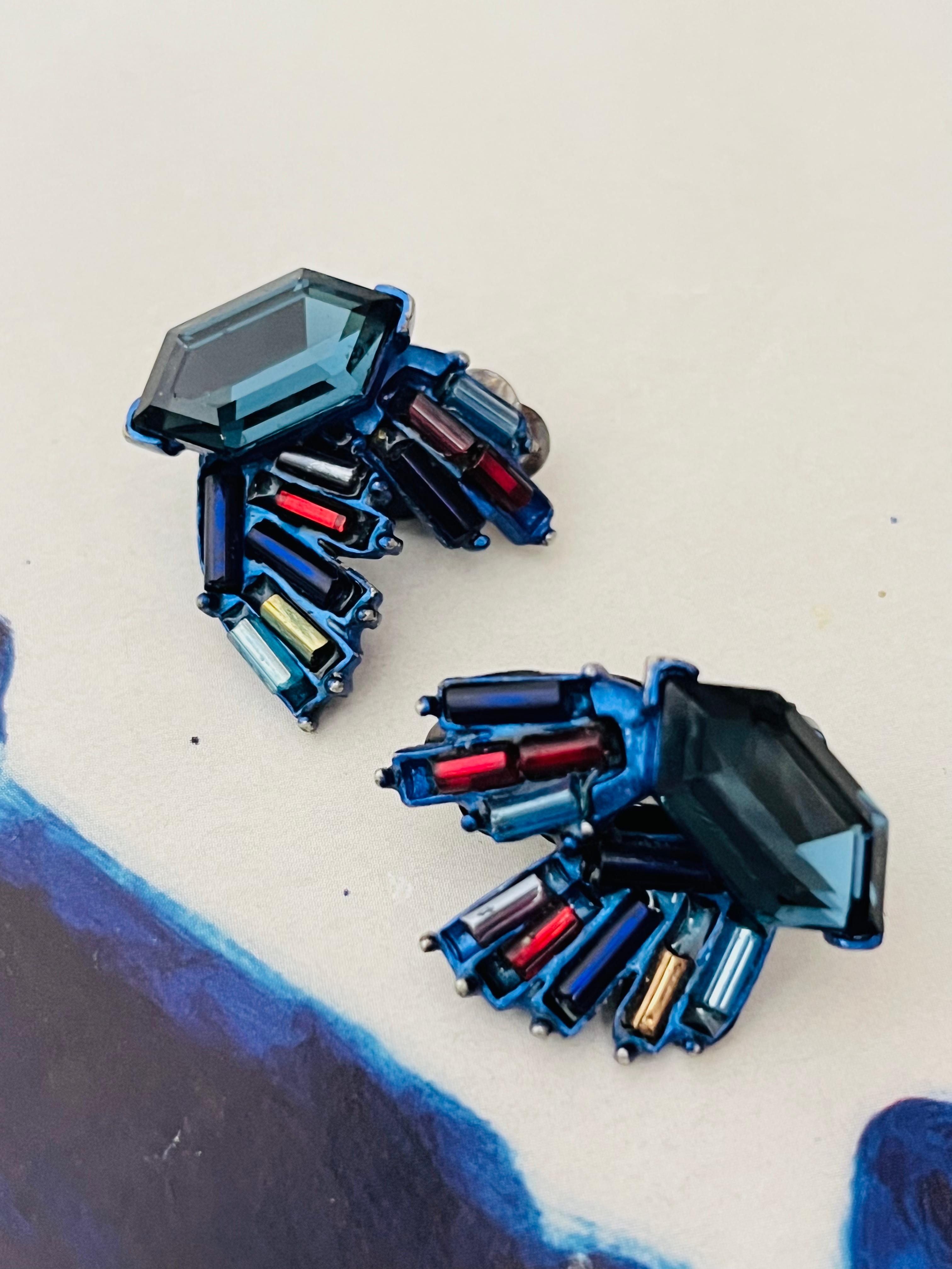 Christian Lacroix Vintage Sechseck Marine Lila Schillernde Kristalle Flügel Ohrringe im Zustand „Gut“ im Angebot in Wokingham, England