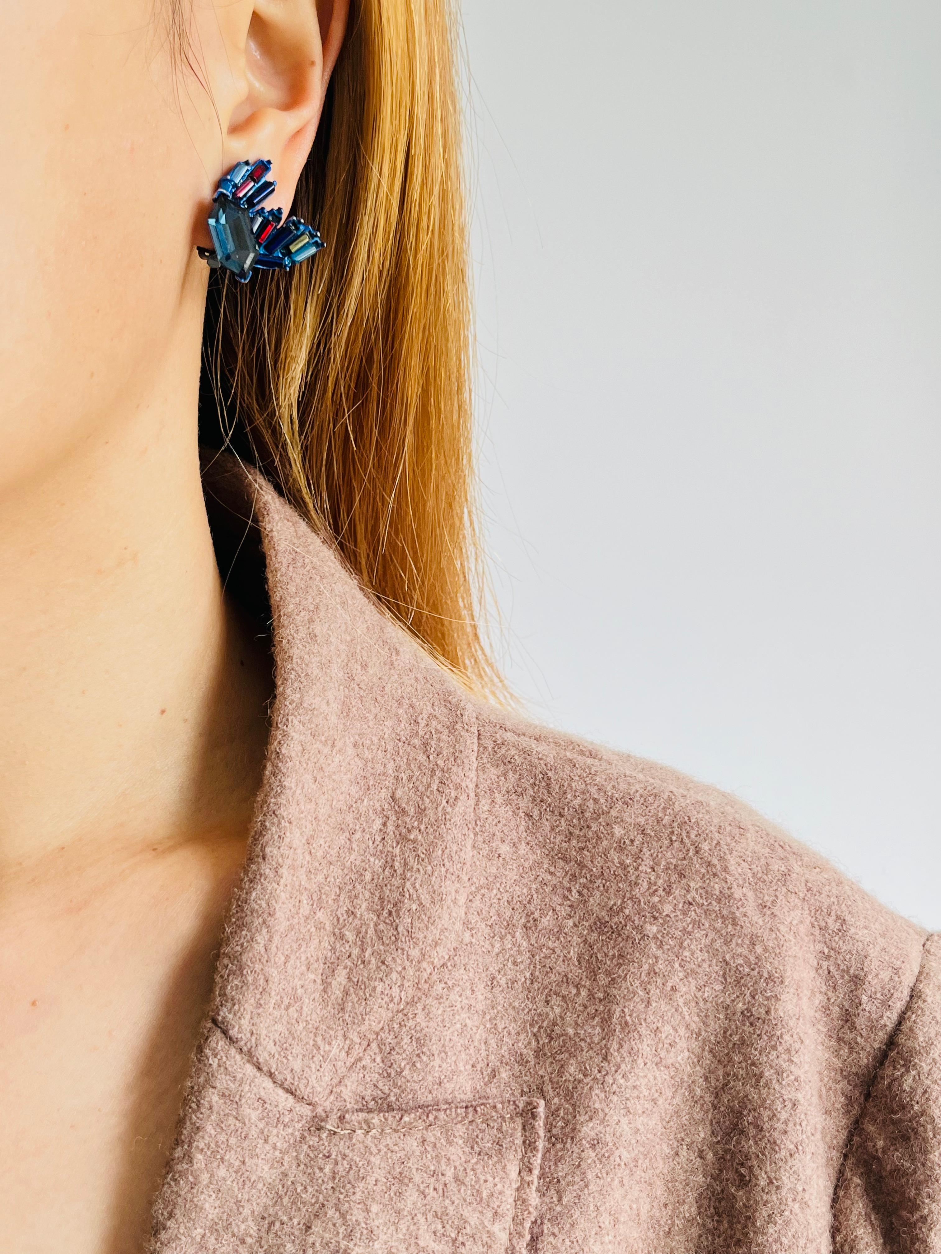 Christian Lacroix Vintage Sechseck Marine Lila Schillernde Kristalle Flügel Ohrringe für Damen oder Herren im Angebot