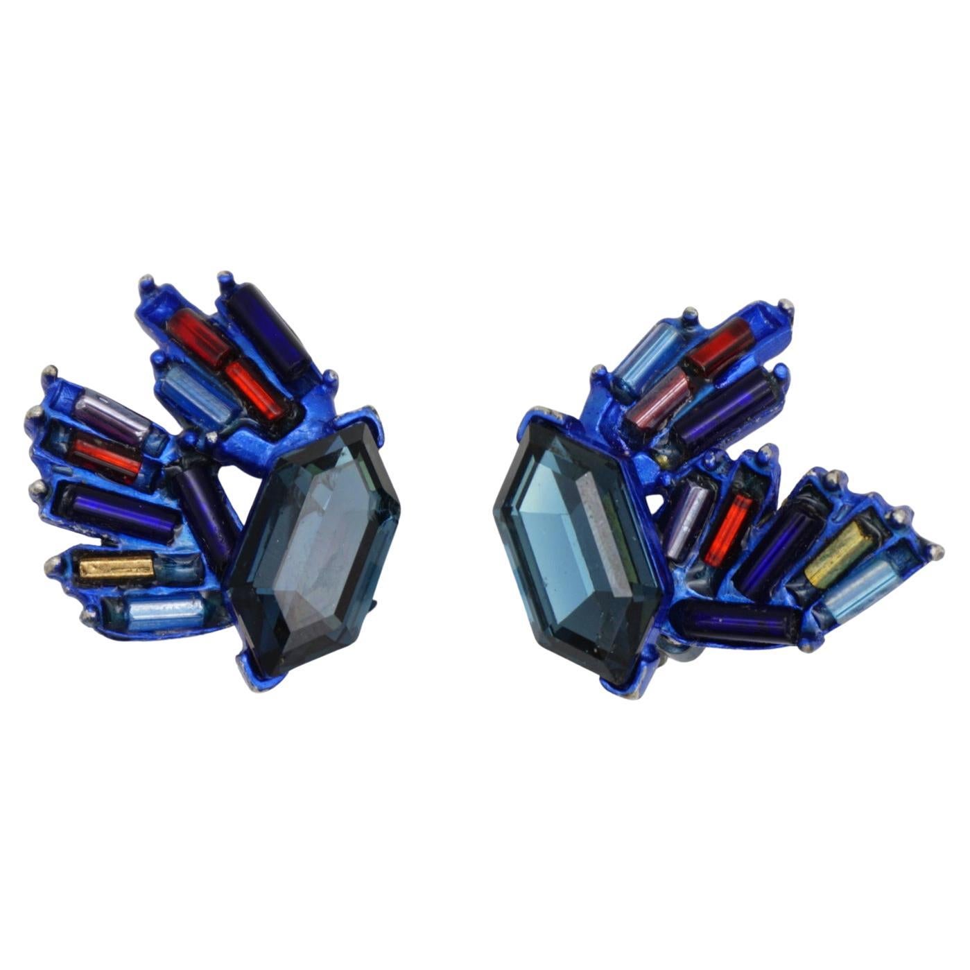 Christian Lacroix Vintage Sechseck Marine Lila Schillernde Kristalle Flügel Ohrringe im Angebot