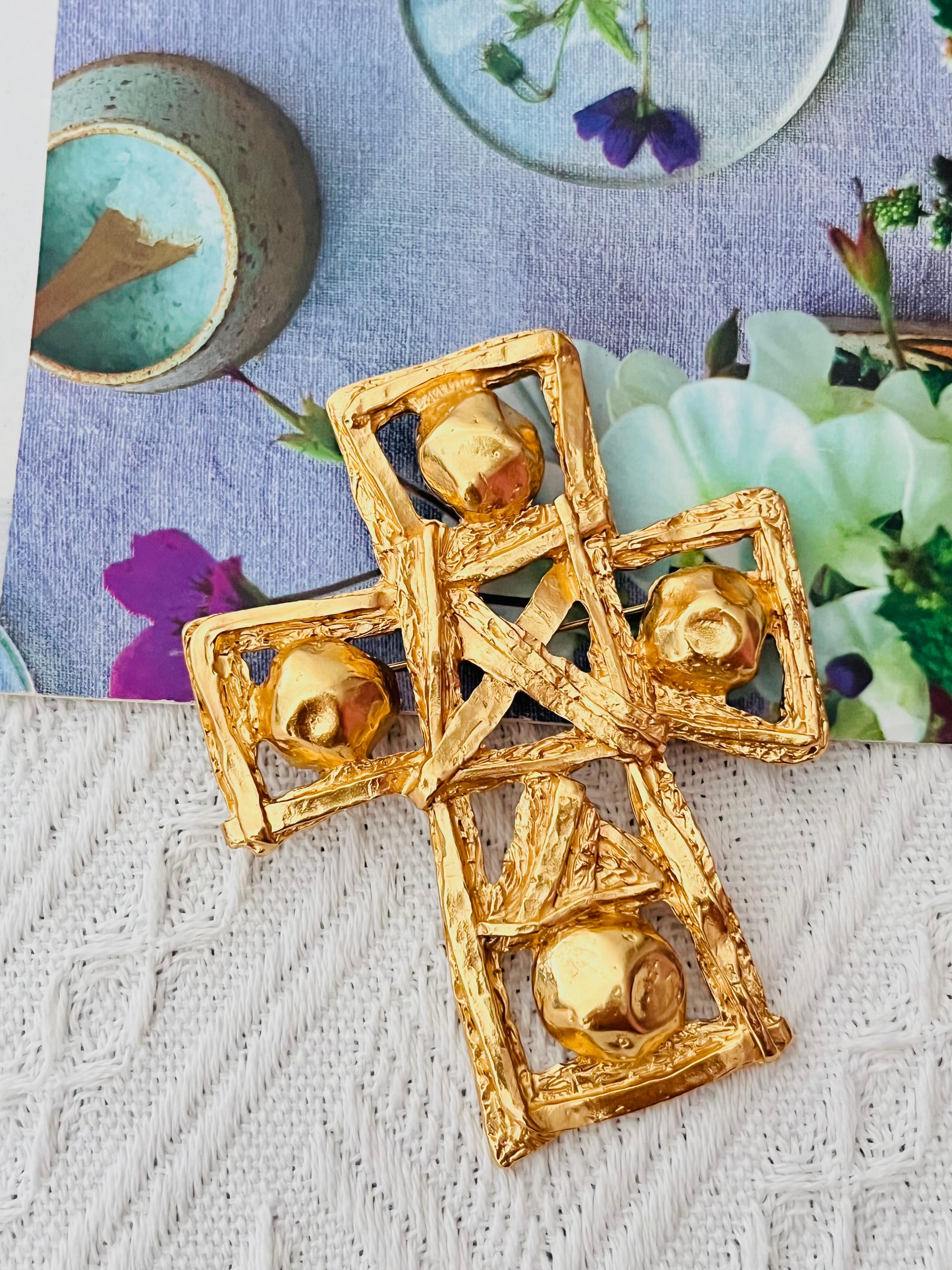 Art déco Christian Lacroix, grand pendentif broche ajourée vintage avec bandes de croix massives en vente