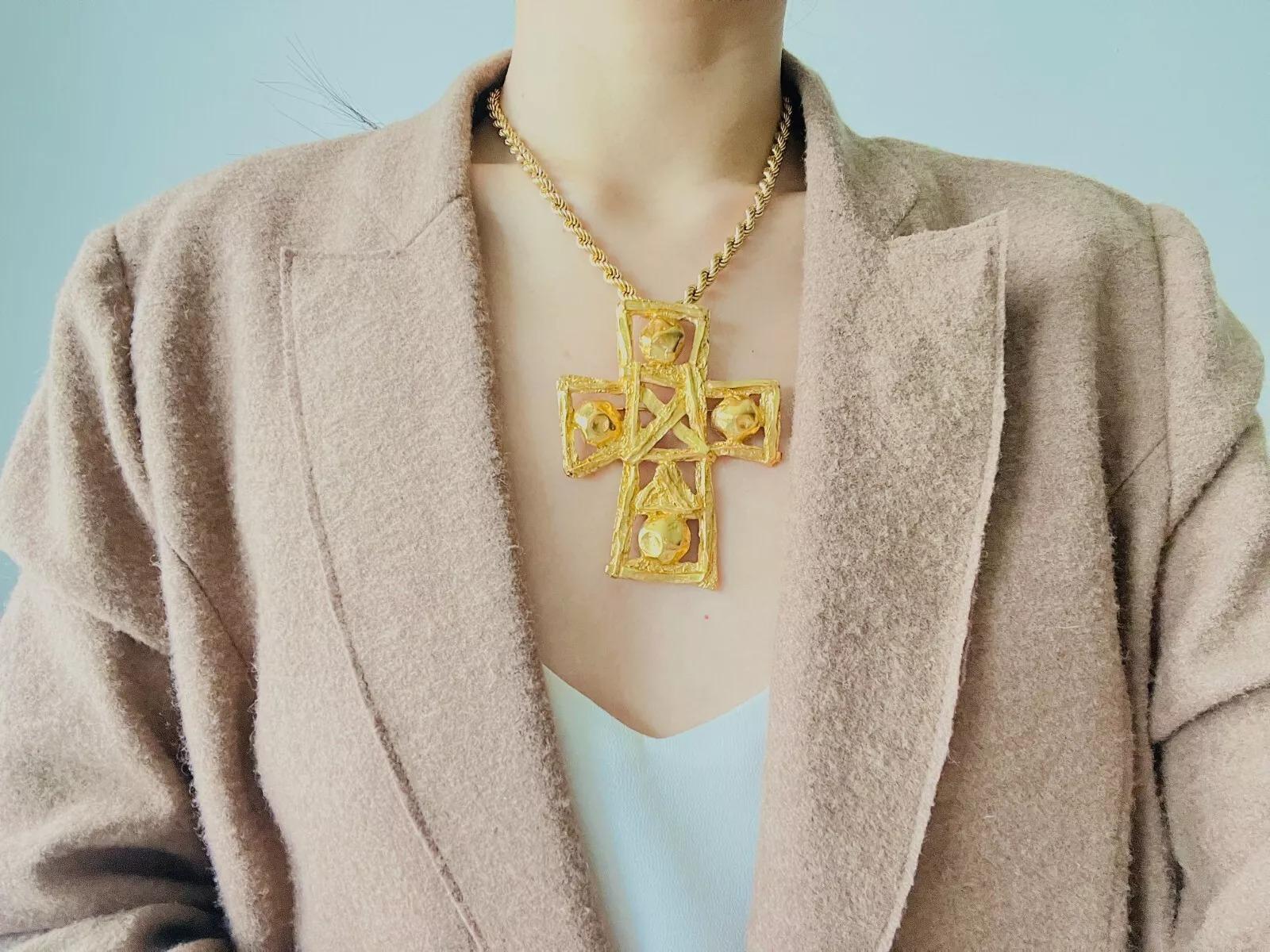 Christian Lacroix, grand pendentif broche ajourée vintage avec bandes de croix massives en vente 1
