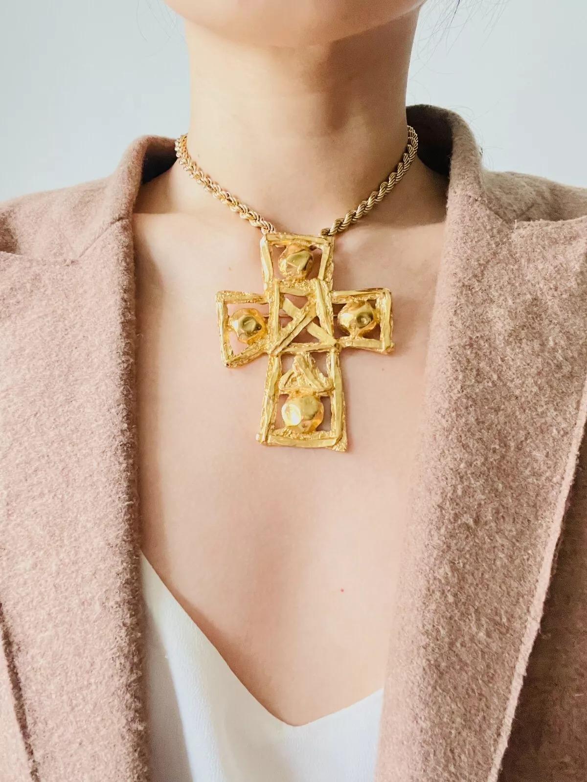 Christian Lacroix, grand pendentif broche ajourée vintage avec bandes de croix massives en vente 3