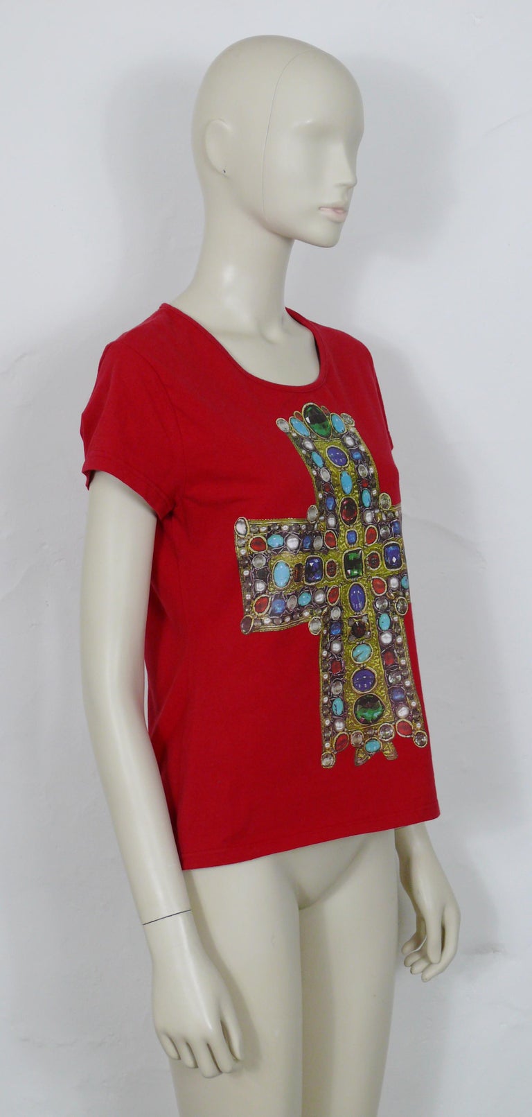 CHRISTIAN LACROIX vintage red short sleeve top featuring an iconic large jewelled cross print on the front.

Label reads 15 CHRISTIAN LACROIX.
Made in Greece.

Size tag reads : L.
Please refer to measurements.

Composition tag reads : 95% Cotton /