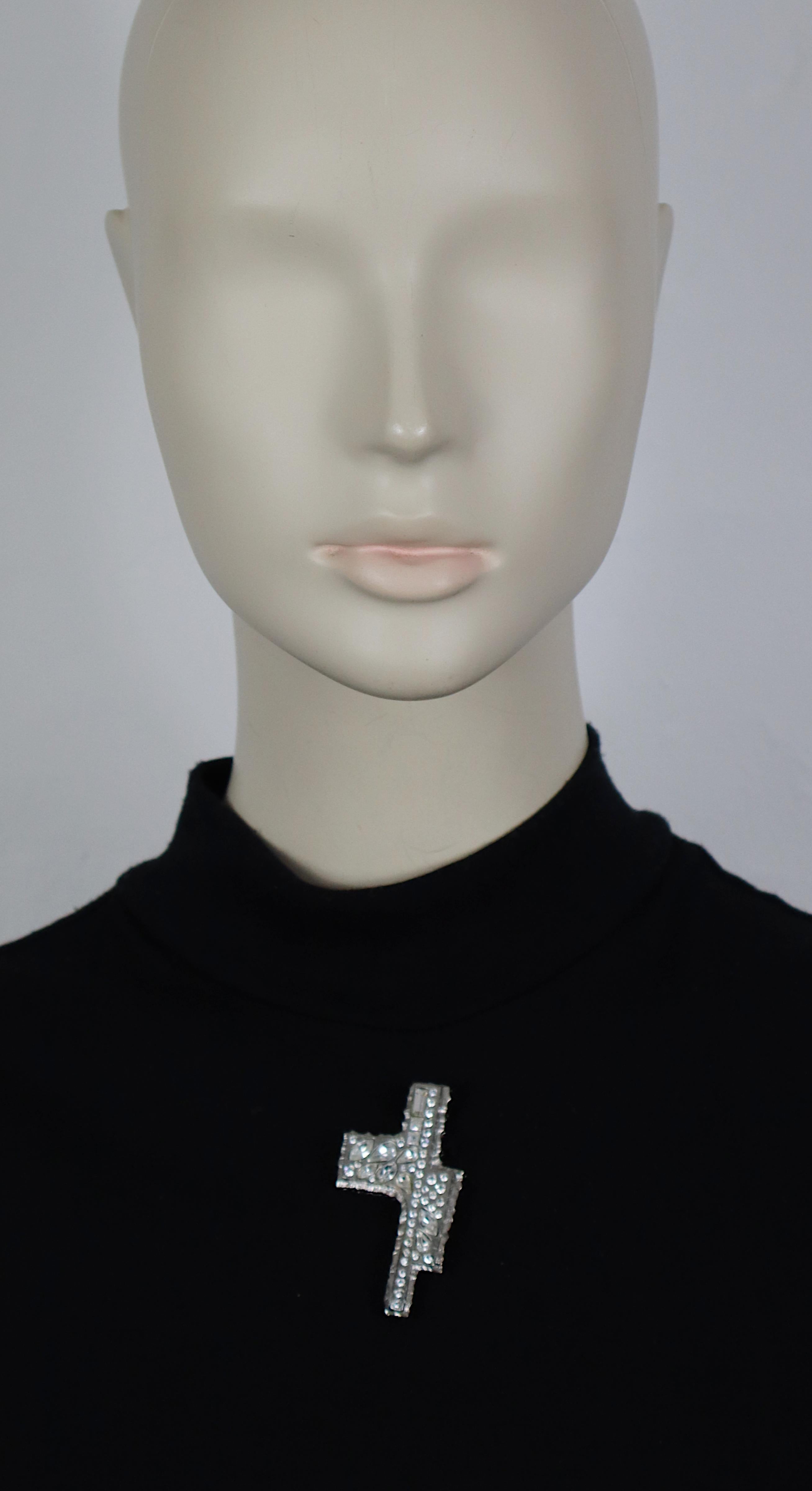CHRISTIAN LACROIX vintage silver tone abstract cross brooch embellished with clear crystals.

Marked CHRISTIAN LACROIX CL Made in France.

Indicative measurements : max. height approx. 6.4 cm (2.52 inches) / max. width approx. 3.4 cm (1.34
