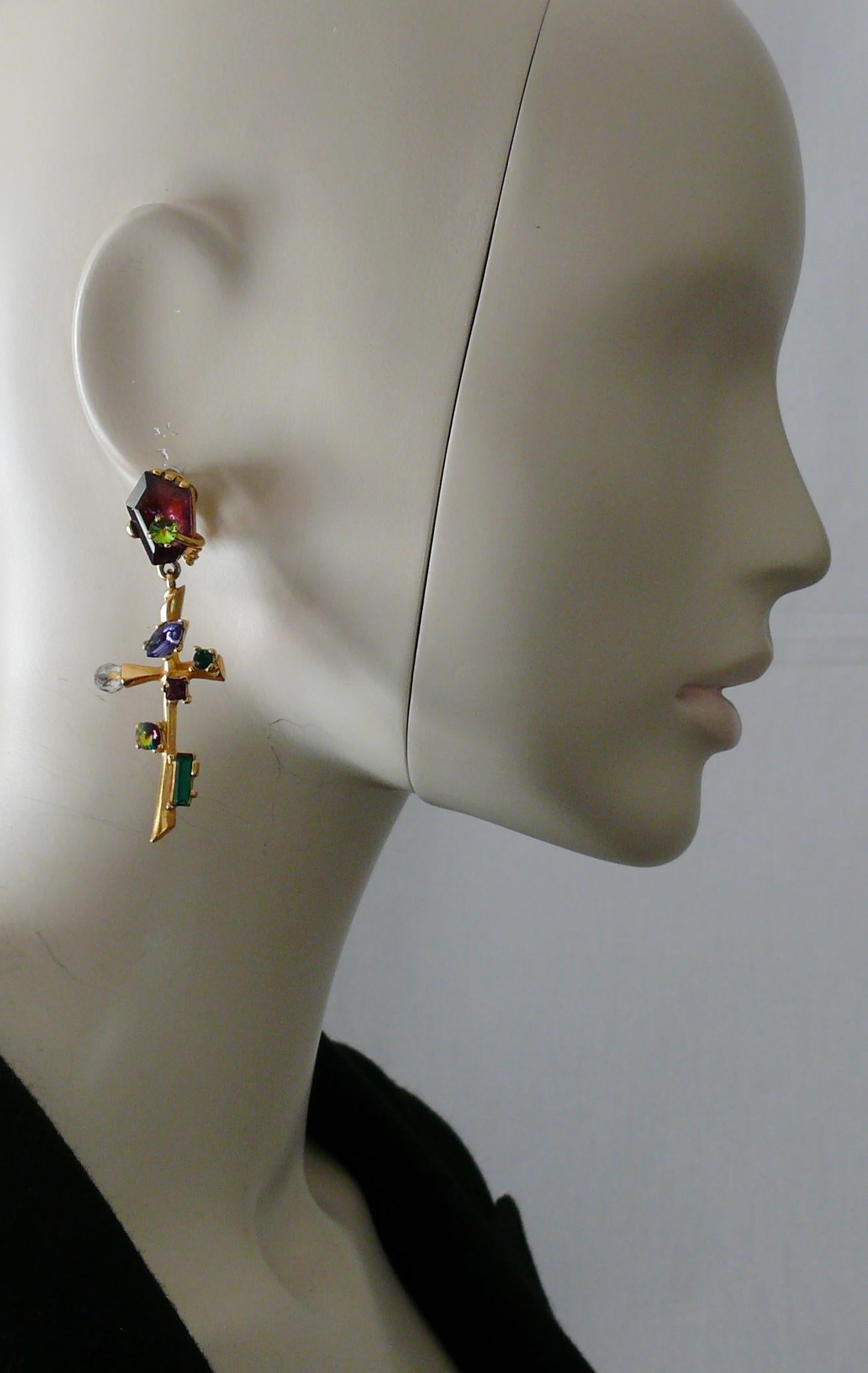 CHRISTIAN LACROIX vintage gold toned dangling earrings (clip-on) featuring an abstract cross embellished with multicolored crystals.

Marked CHRISTIAN LACROIX CL Made in France.

Indicative measurements : max. height approx. 6.8 cm (2.68 inches) /
