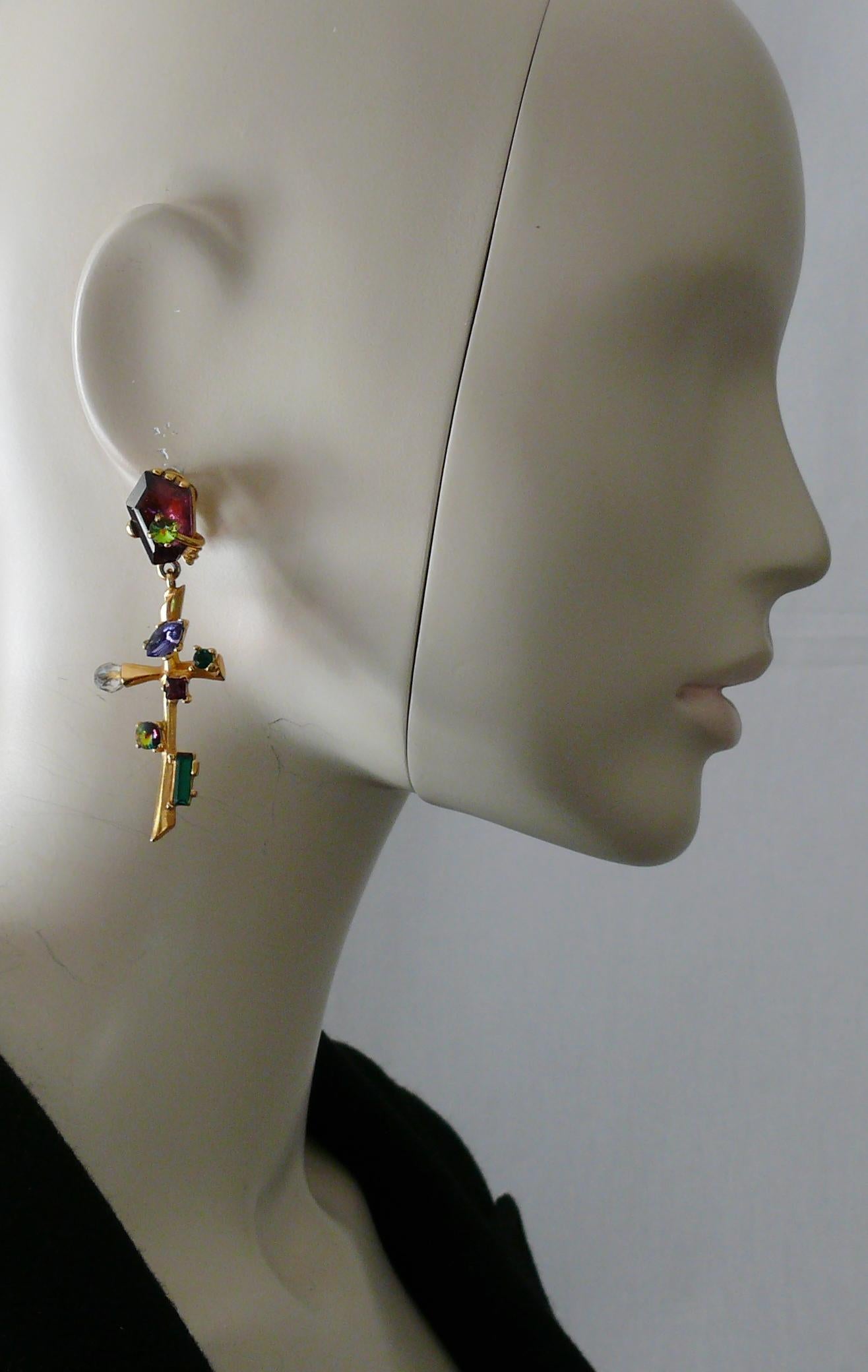 Pendientes colgantes (de clip) CHRISTIAN LACROIX vintage en tono dorado con una cruz abstracta adornada con cristales multicolores.

Con la marca CHRISTIAN LACROIX CL Fabricado en Francia.

Medidas orientativas: altura máxima aprox. 6,8 cm / anchura