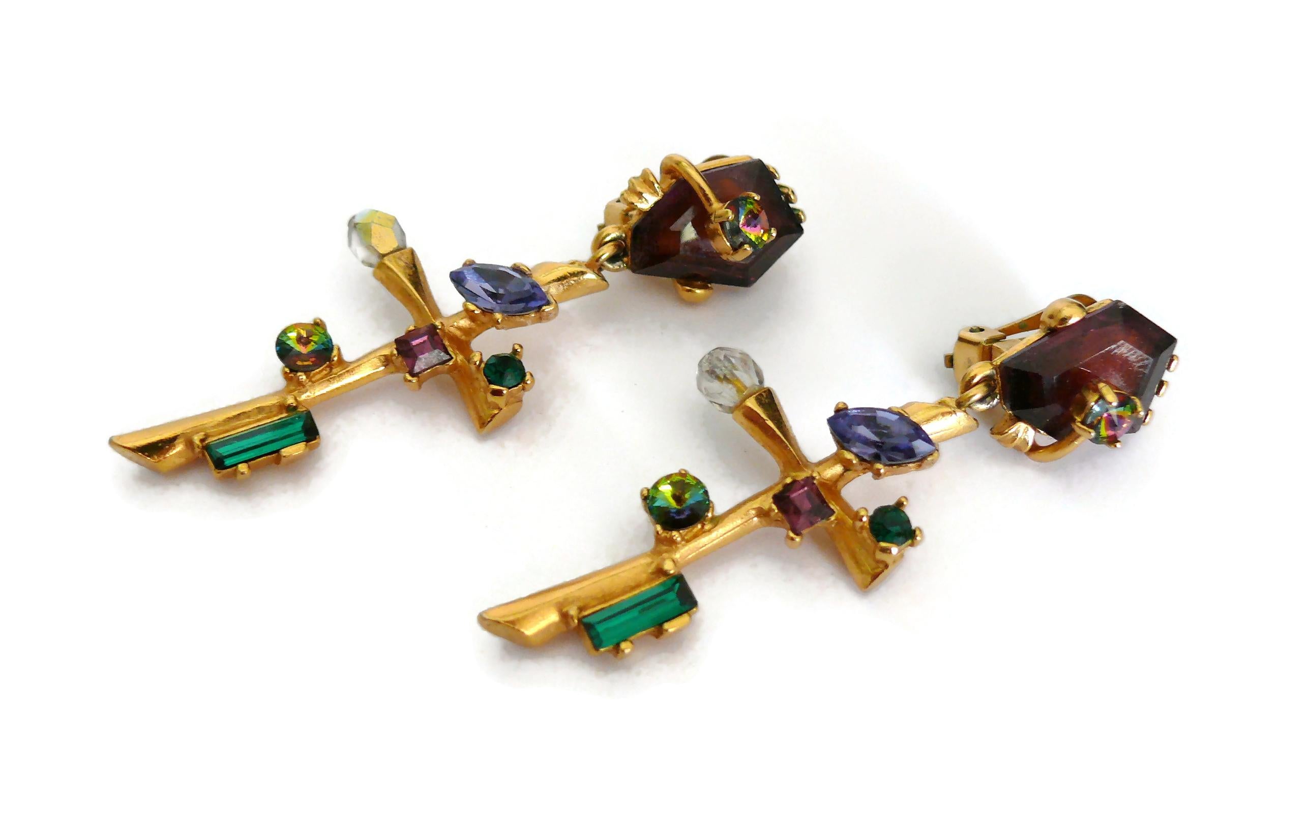 Christian Lacroix Vintage baumelnde Ohrringe mit Juwelen und abstraktem Kreuz Damen im Angebot