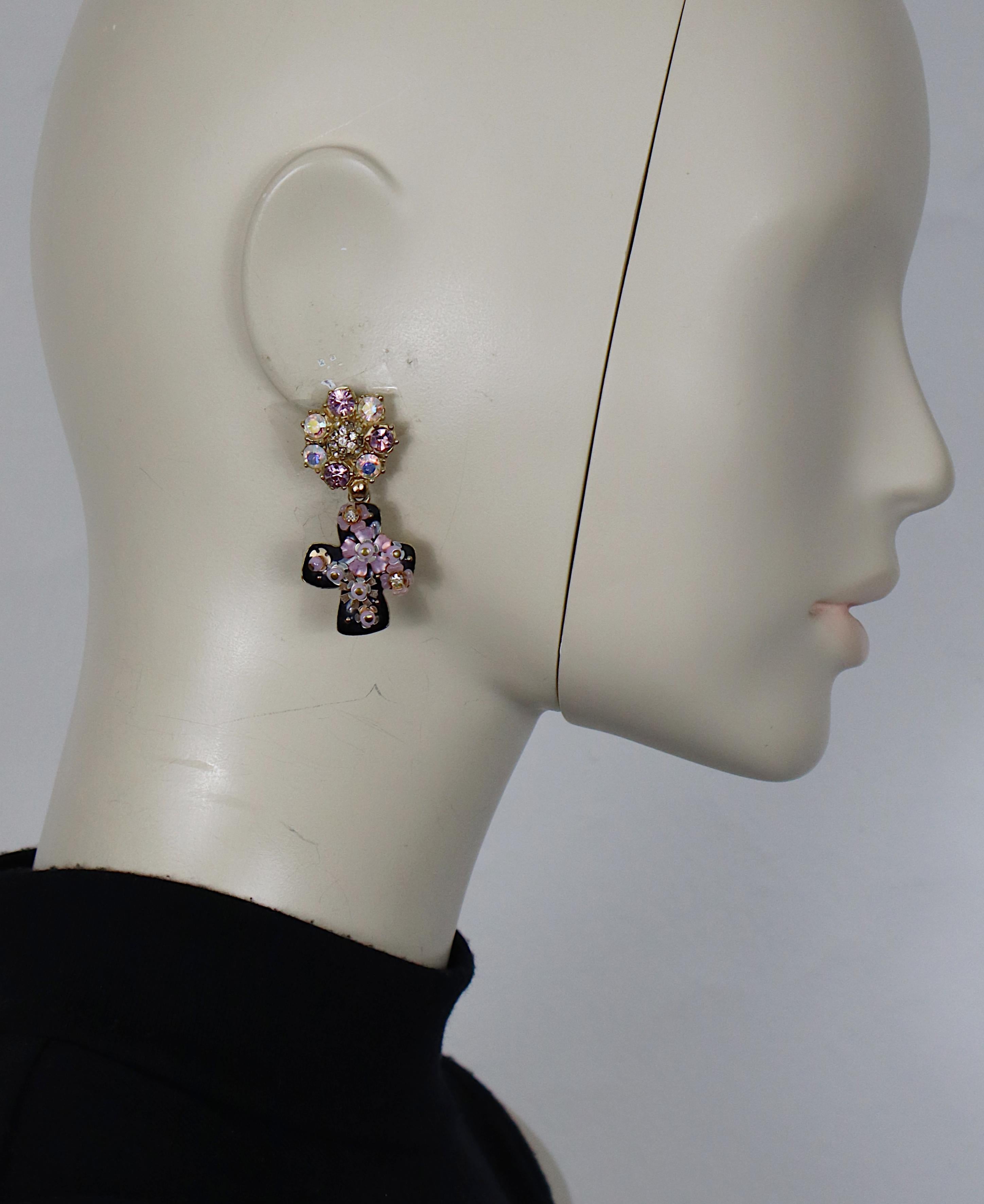 CHRISTIAN LACROIX vintage gold tone dangling earrings (clip-on) featuring a black enamel cross embellished with multicolor crystals, beads and mini flowers, rhodoid petals...

Marked CHRISTIAN LACROIX CL Made in France.

Indicative measurements :