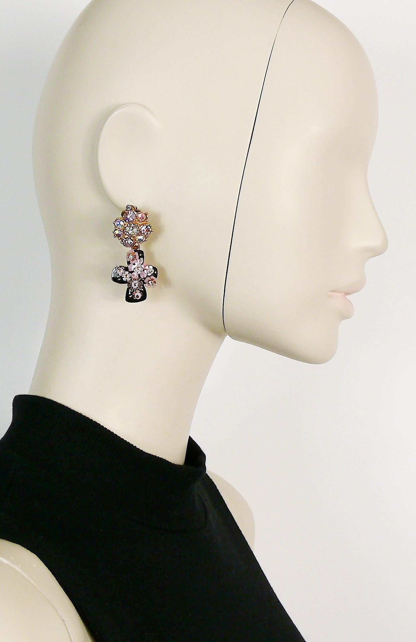 CHRISTIAN LACROIX vintage gold toned dangling earrings (clip-on) featuring a black enamel cross embellished with multicolor crystals, beads and mini flowers.

Marked CHRISTIAN LACROIX CL Made in France.

Indicative measurements : height approx. 5 cm