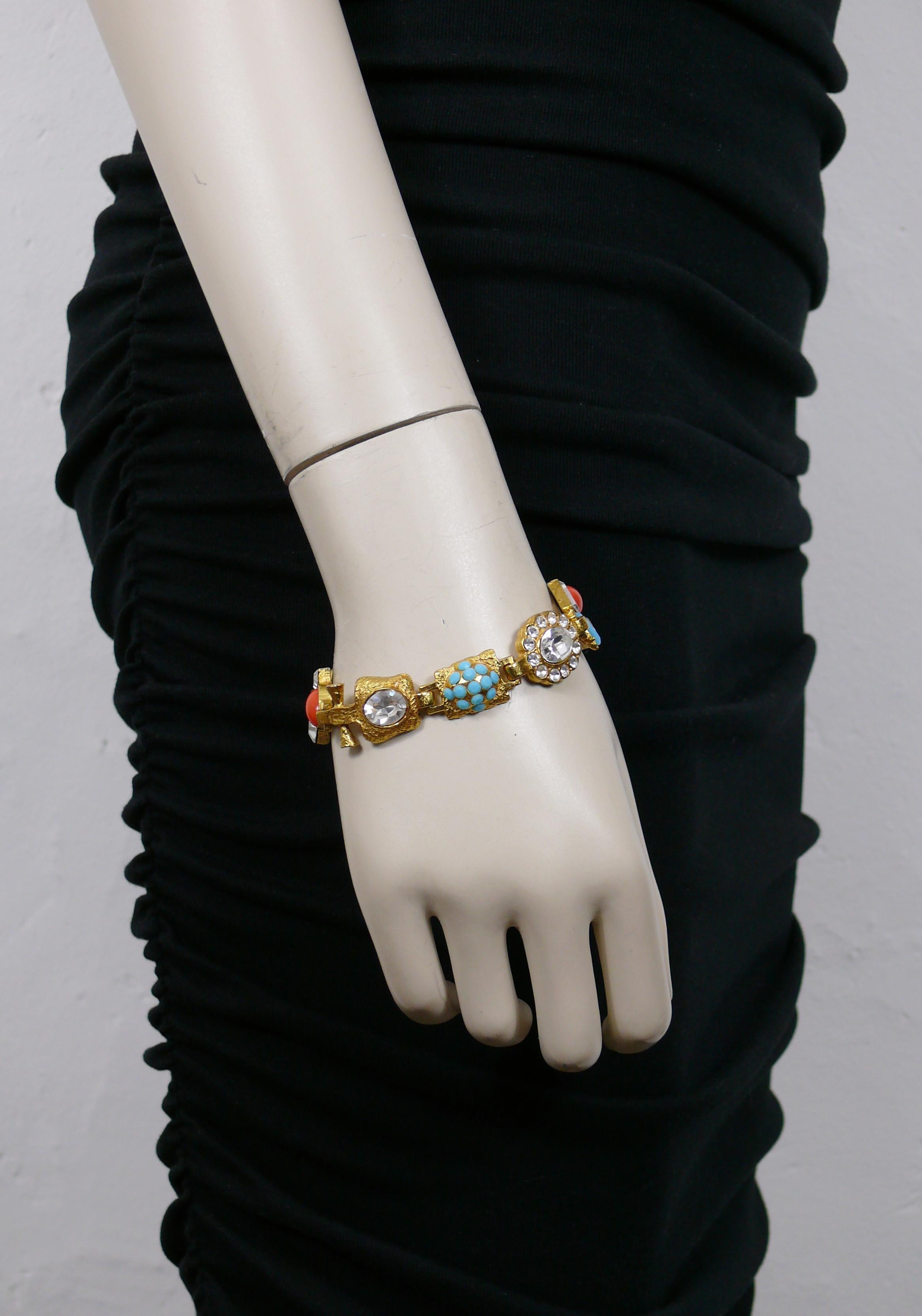 CHRISTIAN LACROIX Vintage-Armband in Goldton, verziert mit mehrfarbigen Cabochons und klaren Kristallen.

Gekennzeichnet mit CHRISTIAN LACROIX CL Made in France.

Ungefähre Maße: Länge ca. 18,5 cm (7,28 Zoll) / max. Breite ca. 1,5 cm (0,59