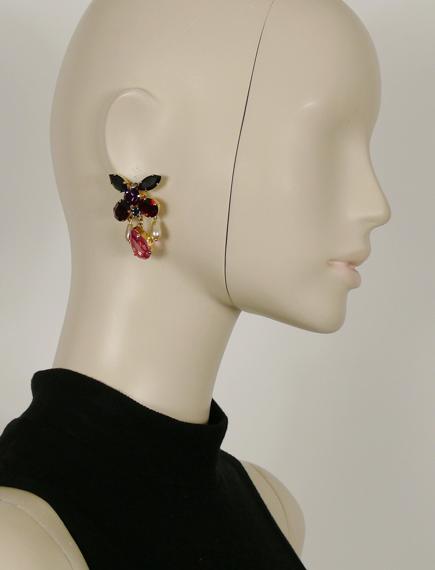 CHRISTIAN LACROIX vintage butterfly shaped clip-on earrings embellished with multicolored crystals and faux pearl drops.

Marked CHRISTIAN LACROIX CL Made in France.

Indicative measurements : max. 4.2 cm x max. 3 cm (1.65 inches x 1.18