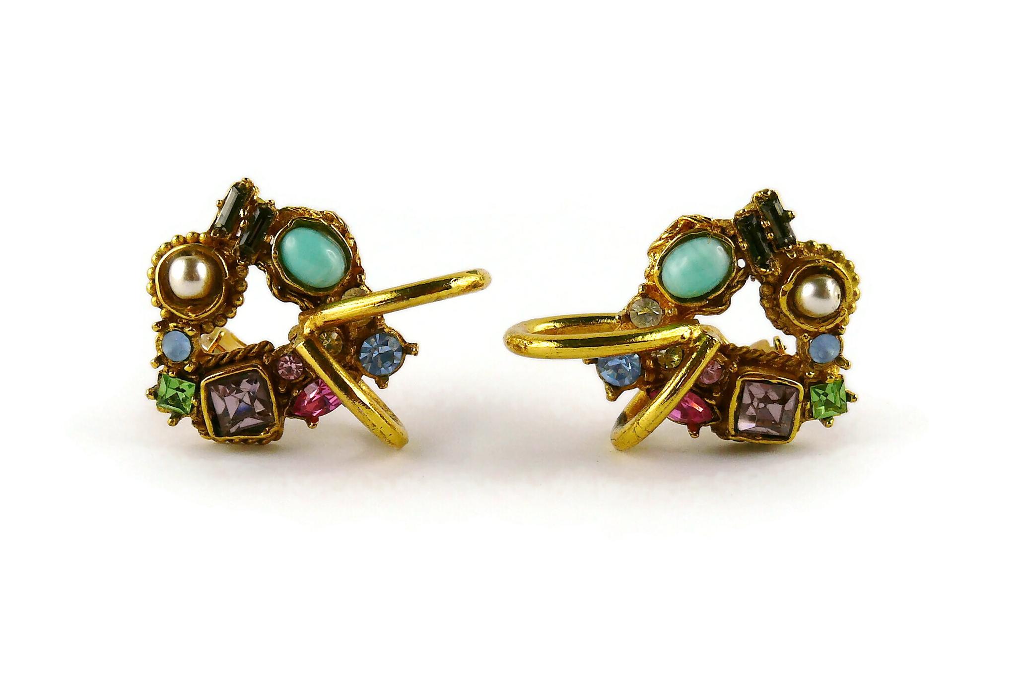 CHRISTIAN LACROIX vintage gold toned clip-on earrings embellished with faux pearl, multicolored crystals and turquoise glass cabochon.

Marked CHRISTIAN LACROIX CL Made in France.

Indicative measurements : max. height (including the highest ring)