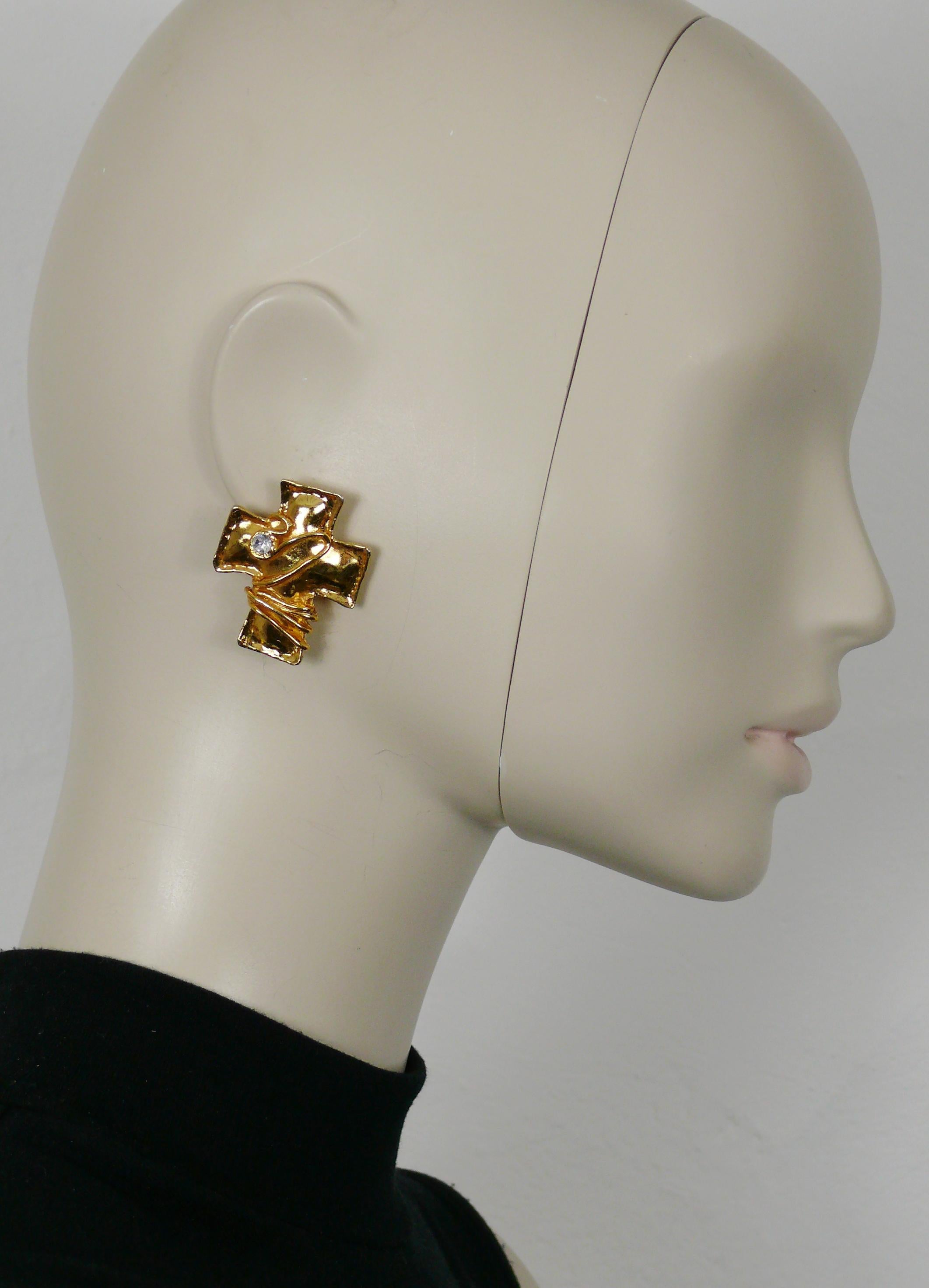 CHRISTIAN LACROIX vintage gold tone cross clip-on earrings with wire detail and embellished with a clear crystal.

Marked CHRISTIAN LACROIX CL Made in France.

Indicative measurements : height approx. 3.9 cm (1.54 inches) / width approx. 3.1 cm