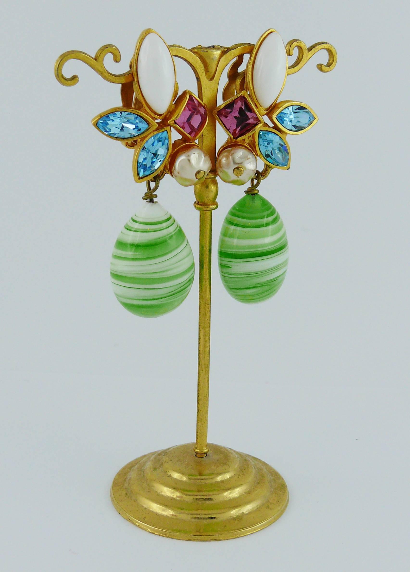 CHRISTIAN LACROIX vintage dangling earrings (clip-on) embellished with multicolored crystals, glass cabochon, faux pearl and a large pate de verre drop.

Marked CHRISTIAN LACROIX CL Made in France.

Indicative measurements : length approx. 5.2 cm