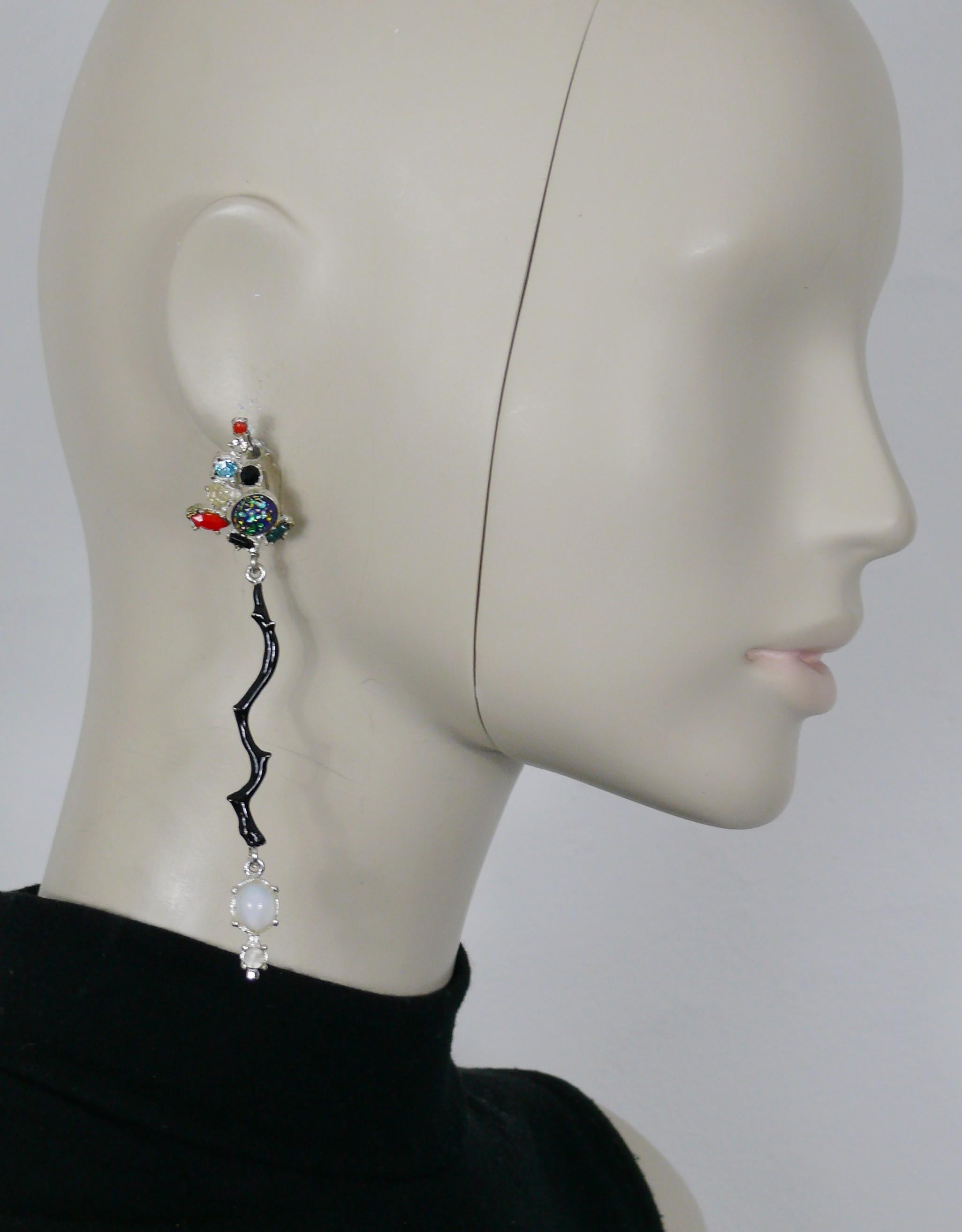 CHRISTIAN LACROIX vintage silver tone dangling earrings (clip-on) embellished with muticolored crystals, glass cabochons and a long black enamel branch.

Marked CHRISTIAN LACROIX CL Made in France.

Indicative measurements : max. height approx. 11.5