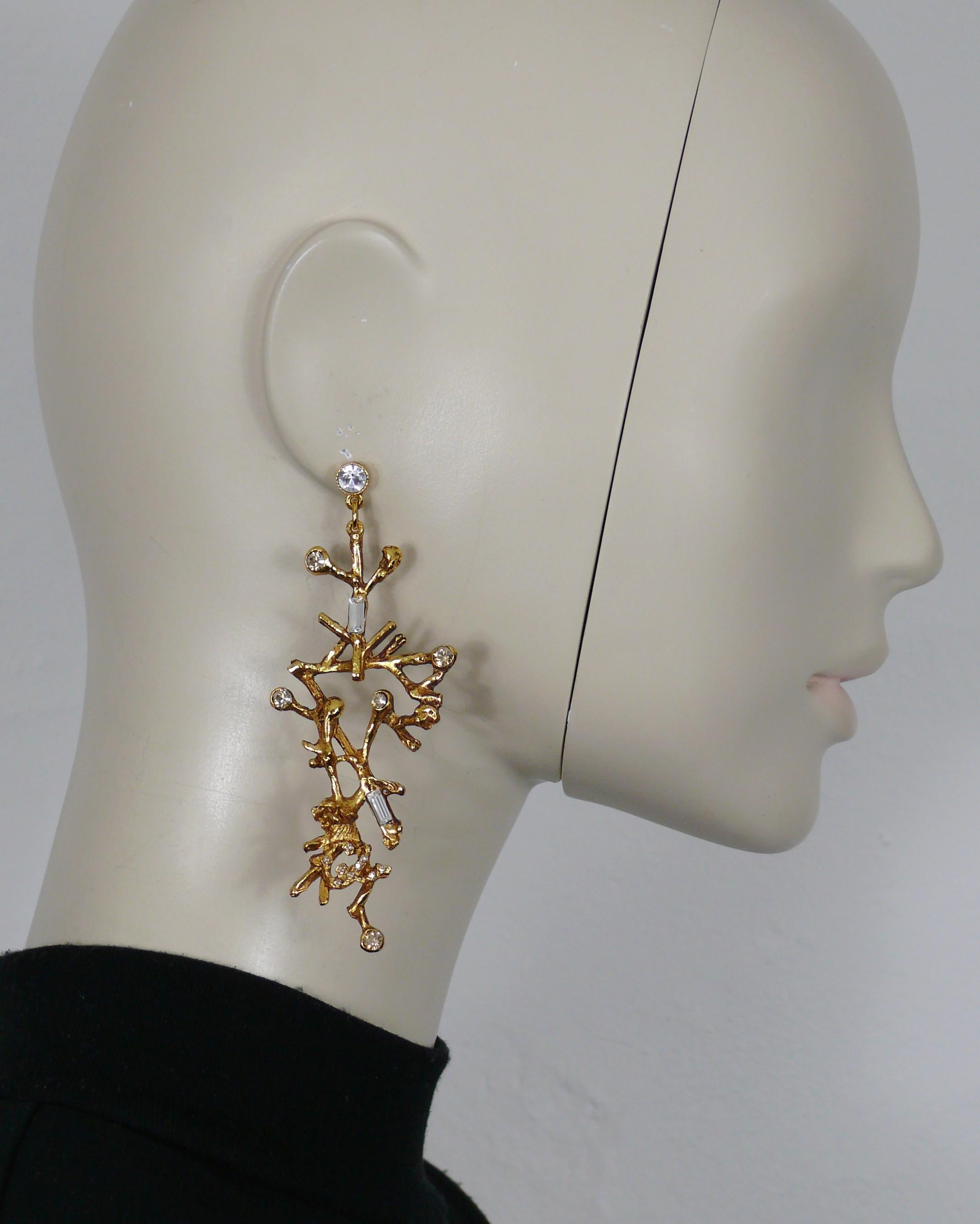 Attribuiti a CHRISTIAN Lacroix, orecchini pendenti vintage in tonalità oro (per orecchie forate) impreziositi da cristalli trasparenti.

NON FIRMATO.

Logo CL con monogramma Jewell di Christian Lacroix sul davanti.
Ancora con il cartellino CHRISTIAN