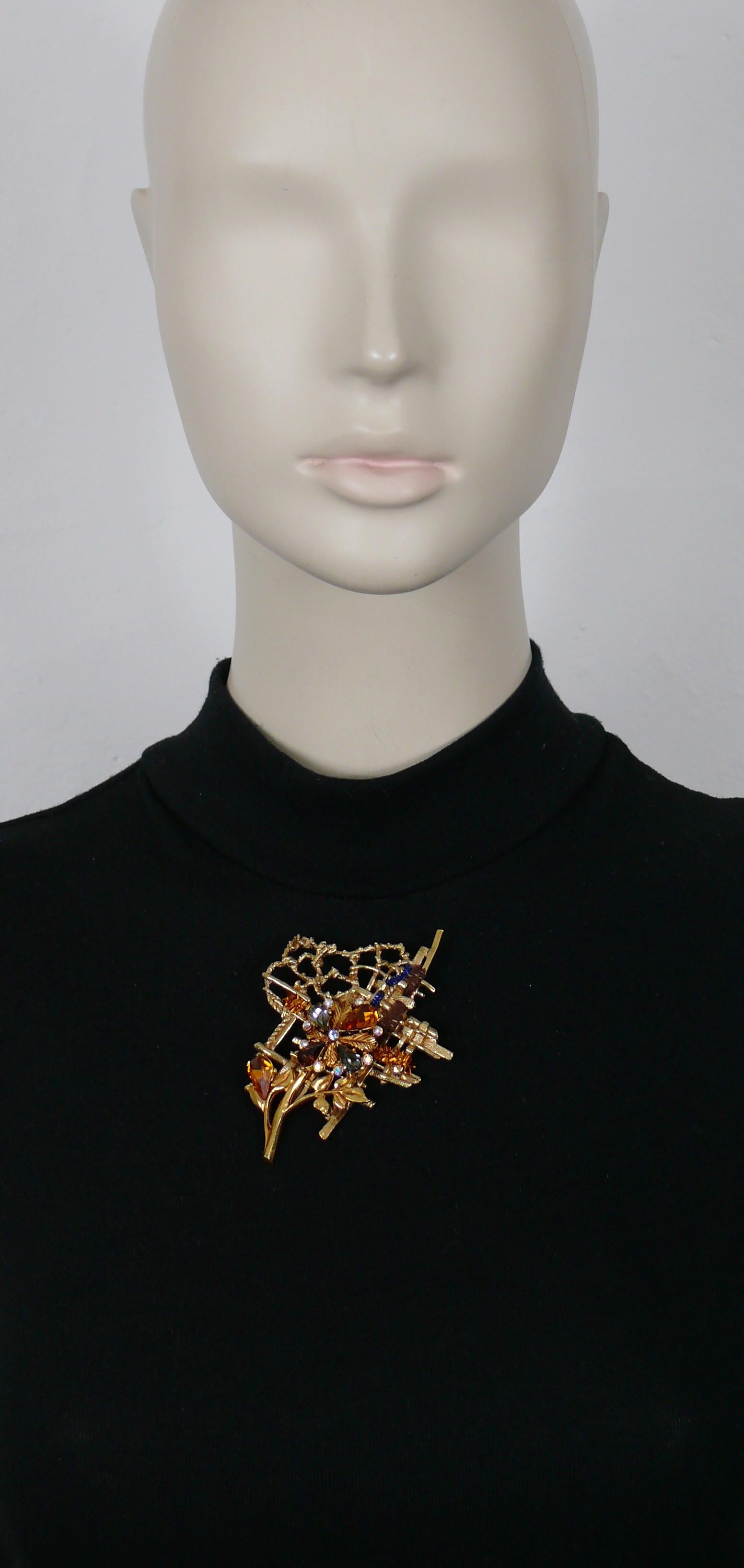 CHRISTIAN LACROIX Broche floral vintage en tono dorado adornado con cristales multicolores y guirnaldas.

Firma en cursiva CHRISTIAN LACROIX Made in France (en el reverso).

Medidas orientativas: altura máxima aprox. 8,7 cm / anchura máxima aprox.
