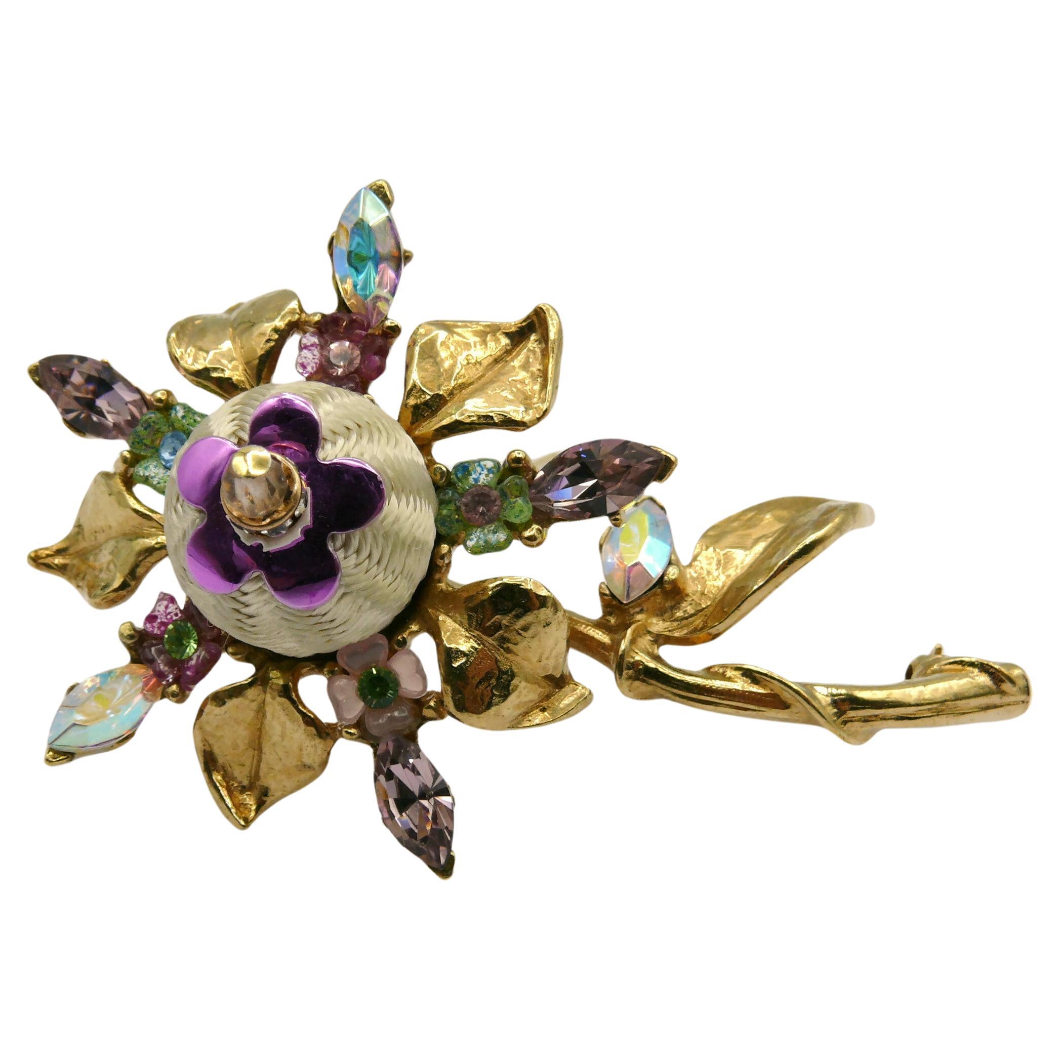 CHRISTIAN LACROIX Broche vintage à fleurs ornée de bijoux en vente