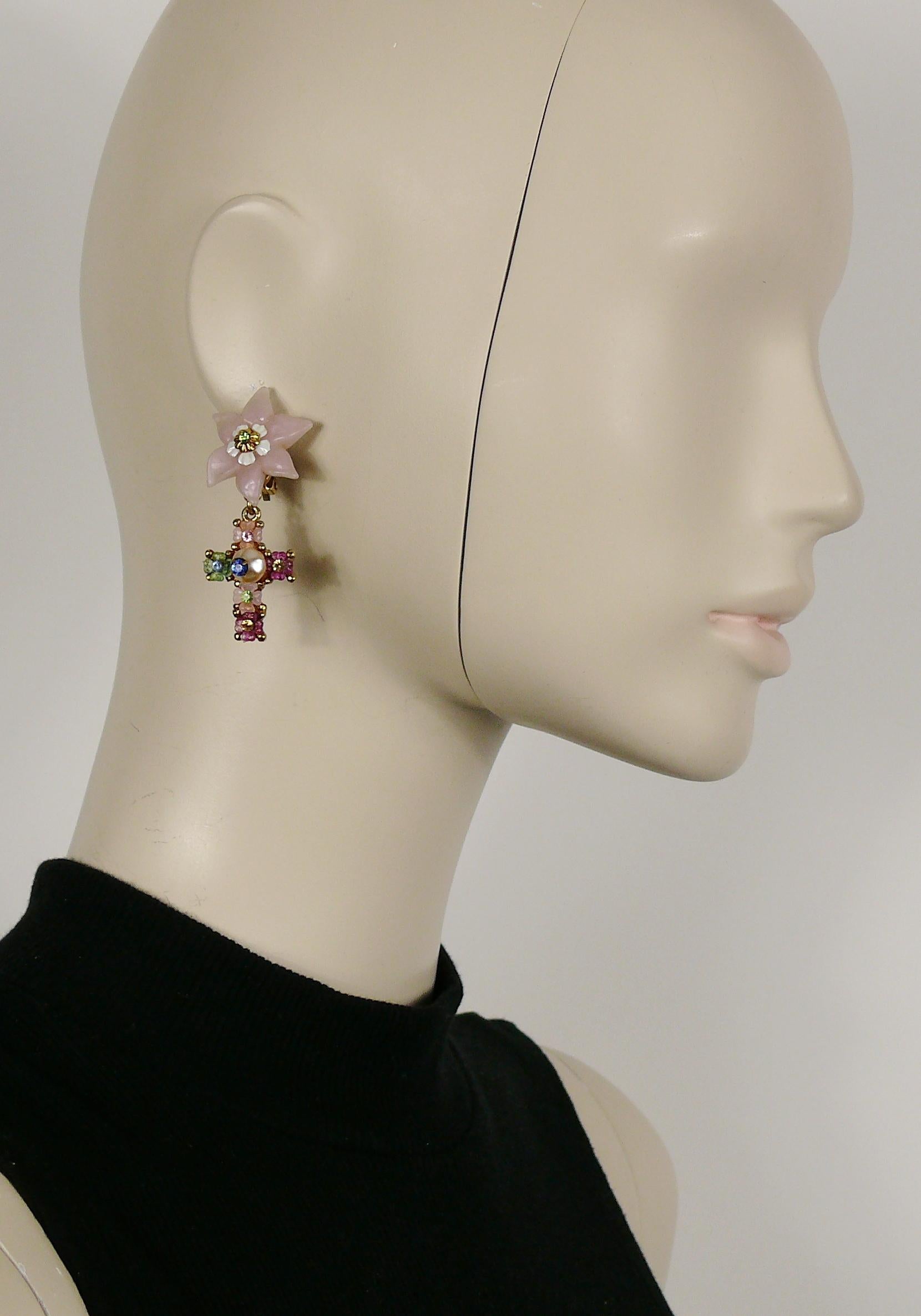 CHRISTIAN LACROIX vintage jewelled dangling earrings (clip-on) featuring iridescent pink resin flower top, cross charm embellished with multicolored resin flower, faux pearl and crystals.

Indicative measurements : height approx. 5.5 cm (2.17