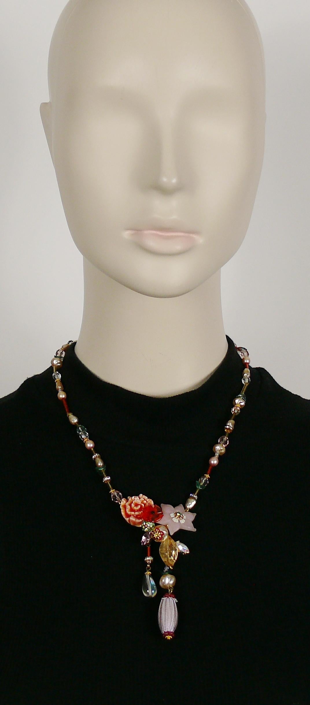 CHRISTIAN LACROIX vintage jewelled necklace featuring flowers made of iridescent pink resin, orange resin and porcelain.

Lobster clasp closure.
Adjustable length.

Marked CHRISTIAN LACROIX CL Made in France.

Indicative measurements : ajustable
