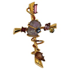 CHRISTIAN LACROIX Vintage-Brosche mit Kreuzanhänger aus Gold mit Juwelen in Goldtönen