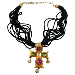 CHRISTIAN LACROIX Vintage-Halskette mit Kreuzanhänger aus Gold mit Juwelen